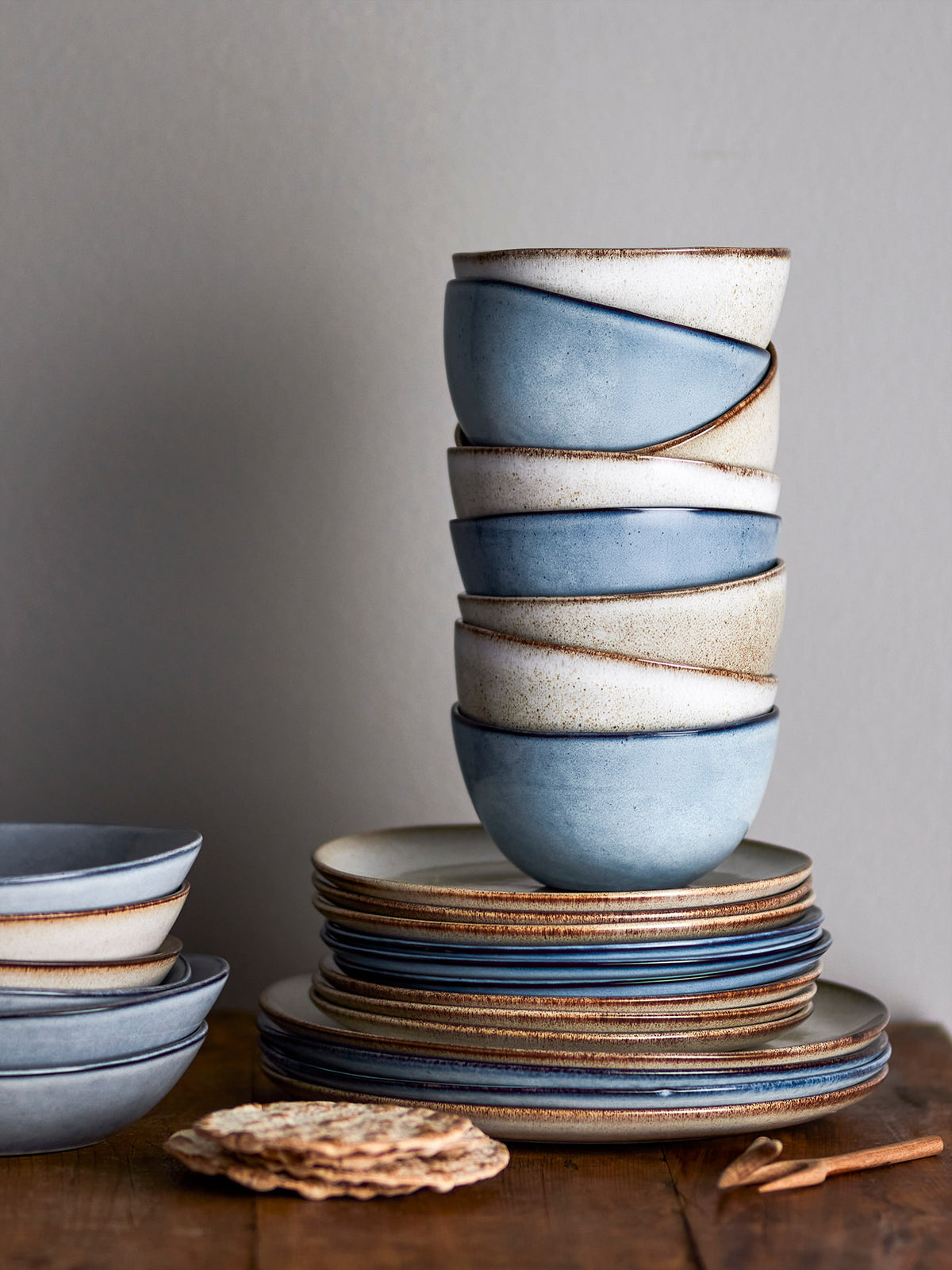 Sandrine Schale, Blau, Steingut in Blue präsentiert im Onlineshop von KAQTU Design AG. Schale ist von Bloomingville