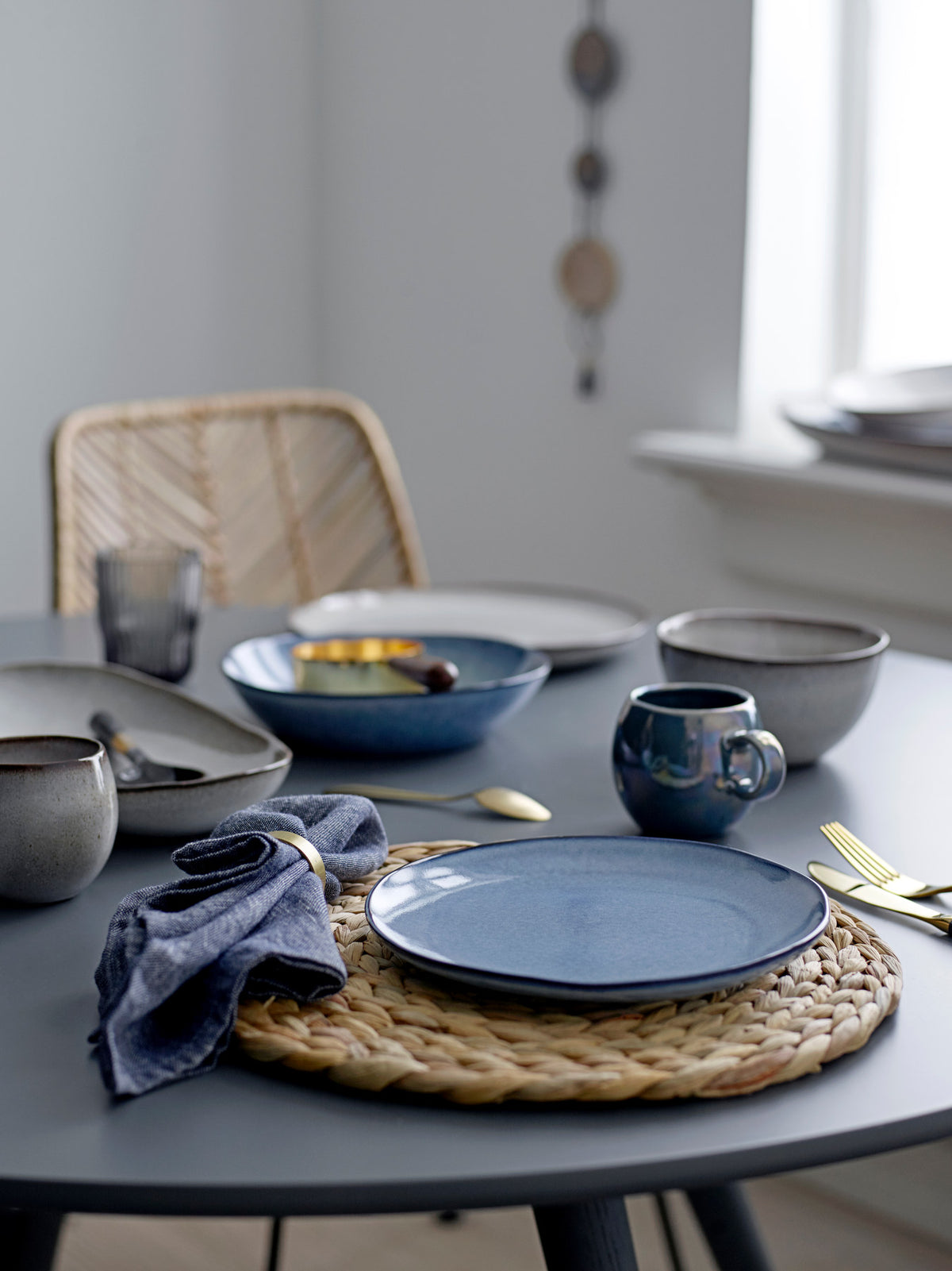 Sandrine Schale, Blau, Steingut in Blue präsentiert im Onlineshop von KAQTU Design AG. Schale ist von Bloomingville