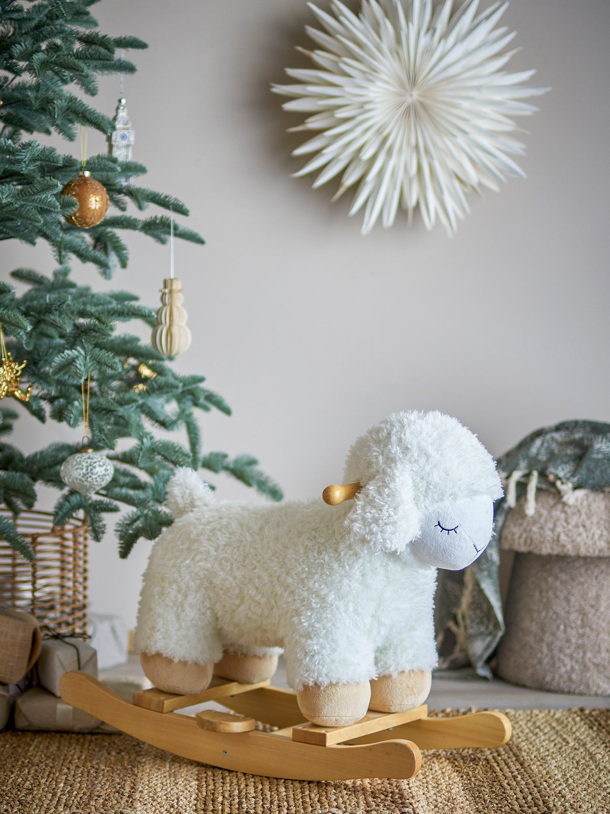 Laasrith Schaukelspielzeug, Schaf, Weiá, Polyester in White präsentiert im Onlineshop von KAQTU Design AG. Objekte Kids ist von Bloomingville Mini