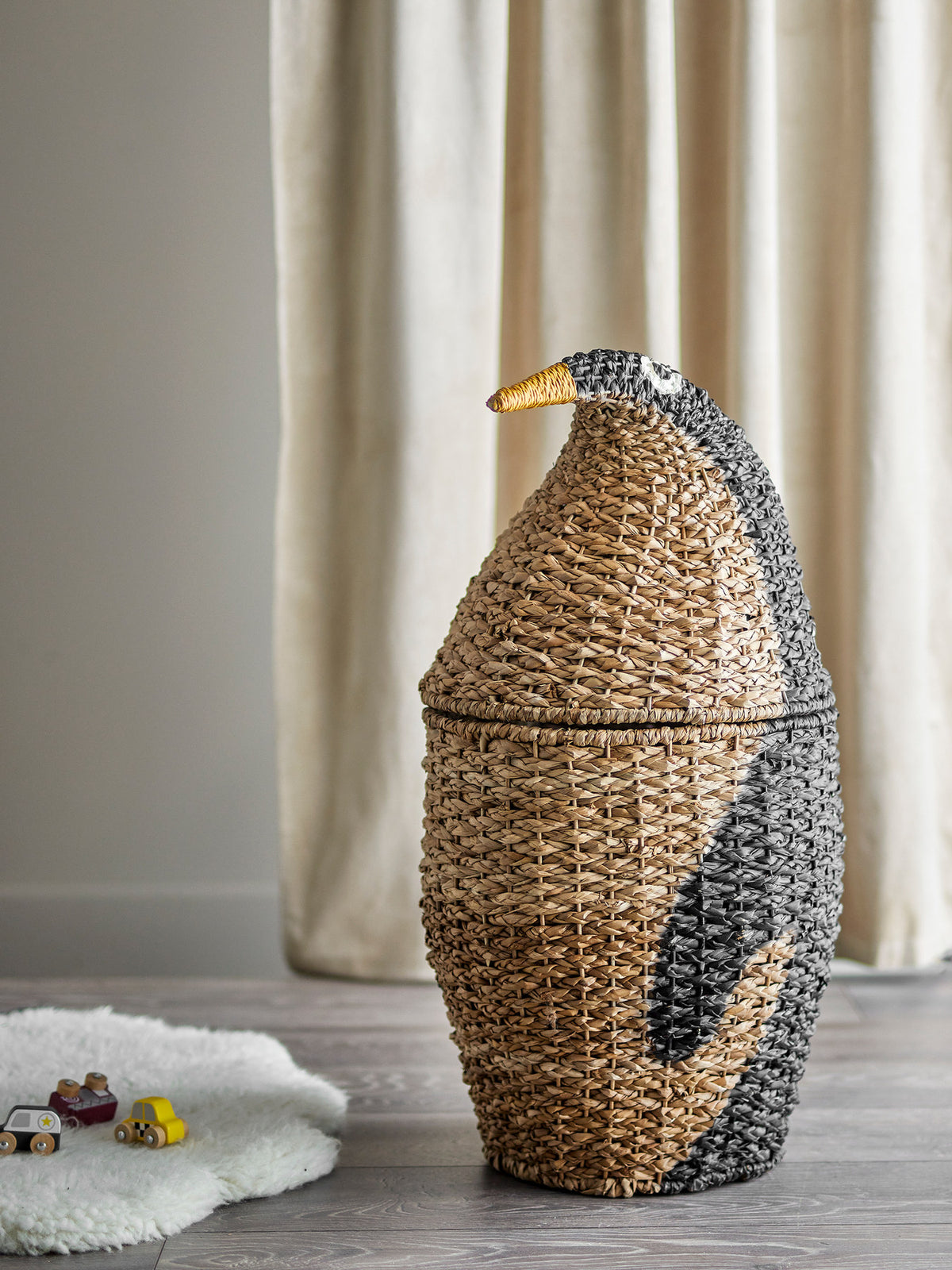 Tazia Korb mit Deckel, Schwarz, Bankuan-Gras in Black präsentiert im Onlineshop von KAQTU Design AG. Aufbewährungskörbe ist von Bloomingville Mini