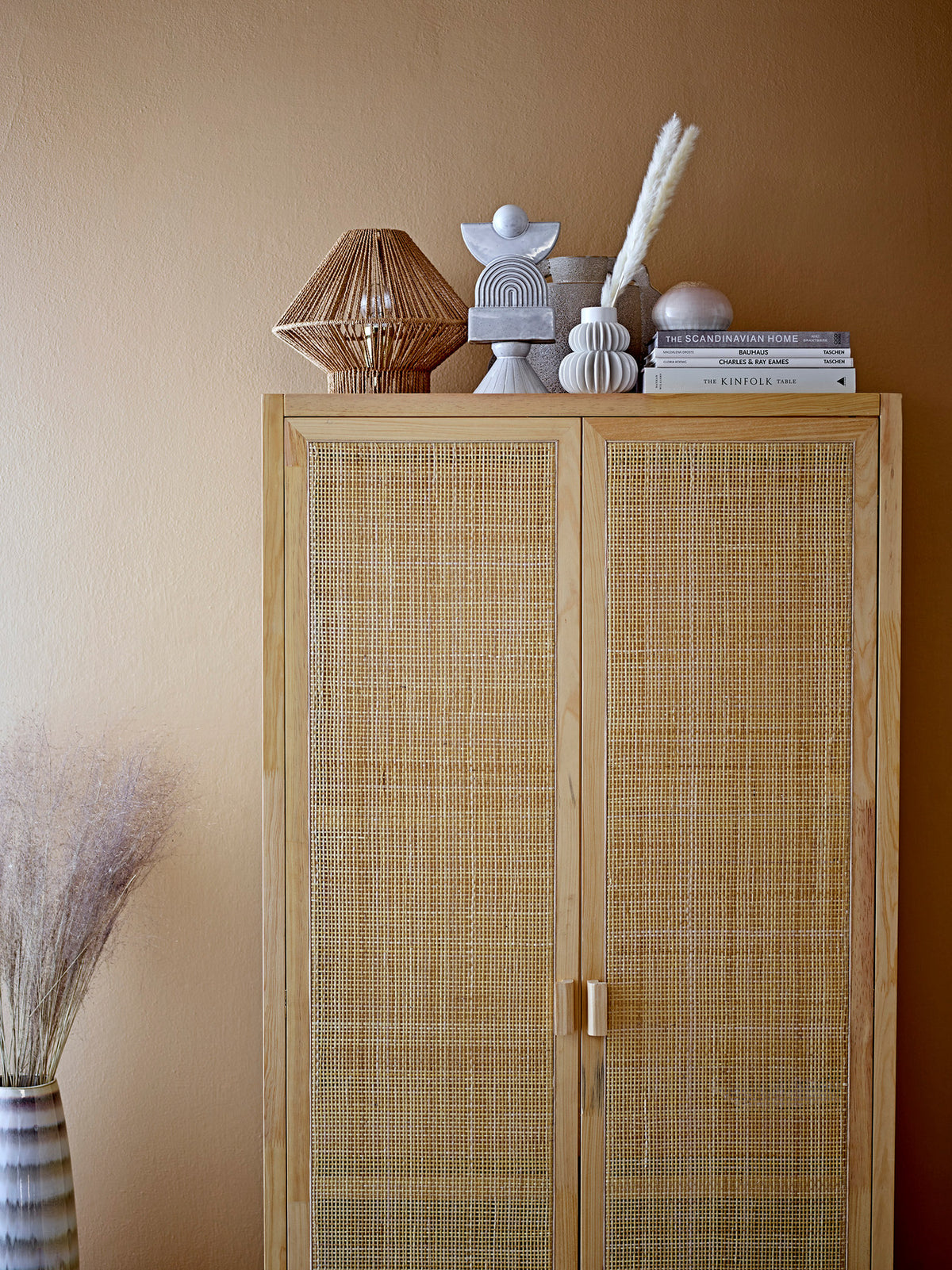 Halfdan Vase, Weiá, Steingut in White präsentiert im Onlineshop von KAQTU Design AG. Vase ist von Bloomingville