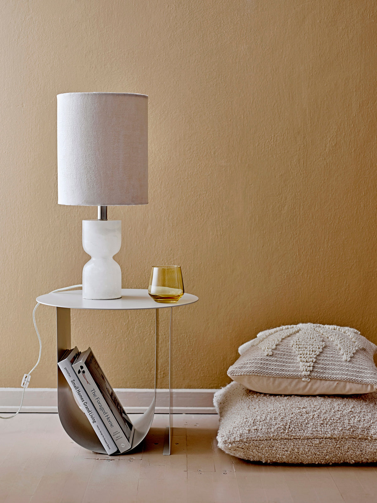 Runder Beistelltisch Cher von Bloomingville aus pulverbeschichtetem Eisen in Beige mit geschwungenen Beinen in U-Form, Durchmesser 43 cm.