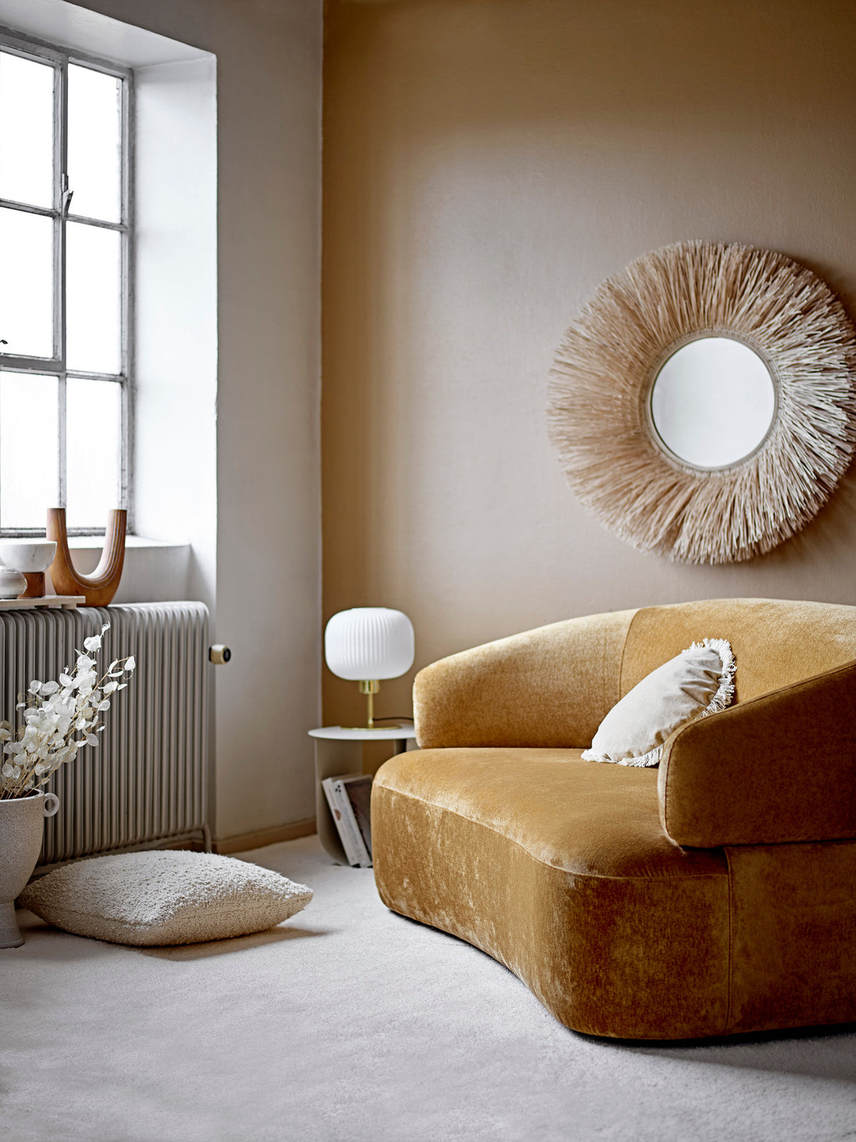 Runder Beistelltisch Cher von Bloomingville aus pulverbeschichtetem Eisen in Beige mit geschwungenen Beinen in U-Form, Durchmesser 43 cm.
