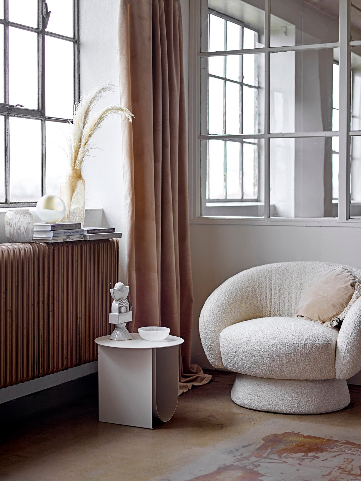Runder Beistelltisch Cher von Bloomingville aus pulverbeschichtetem Eisen in Beige mit geschwungenen Beinen in U-Form, Durchmesser 43 cm.