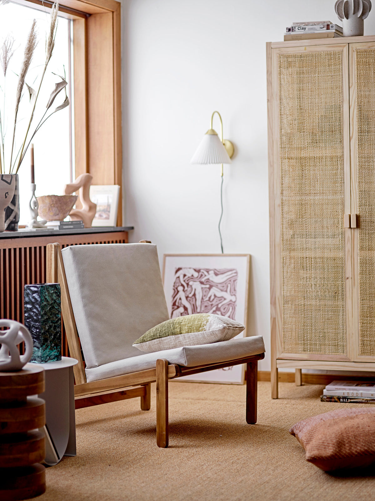 Runder Beistelltisch Cher von Bloomingville aus pulverbeschichtetem Eisen in Beige mit geschwungenen Beinen in U-Form, Durchmesser 43 cm.