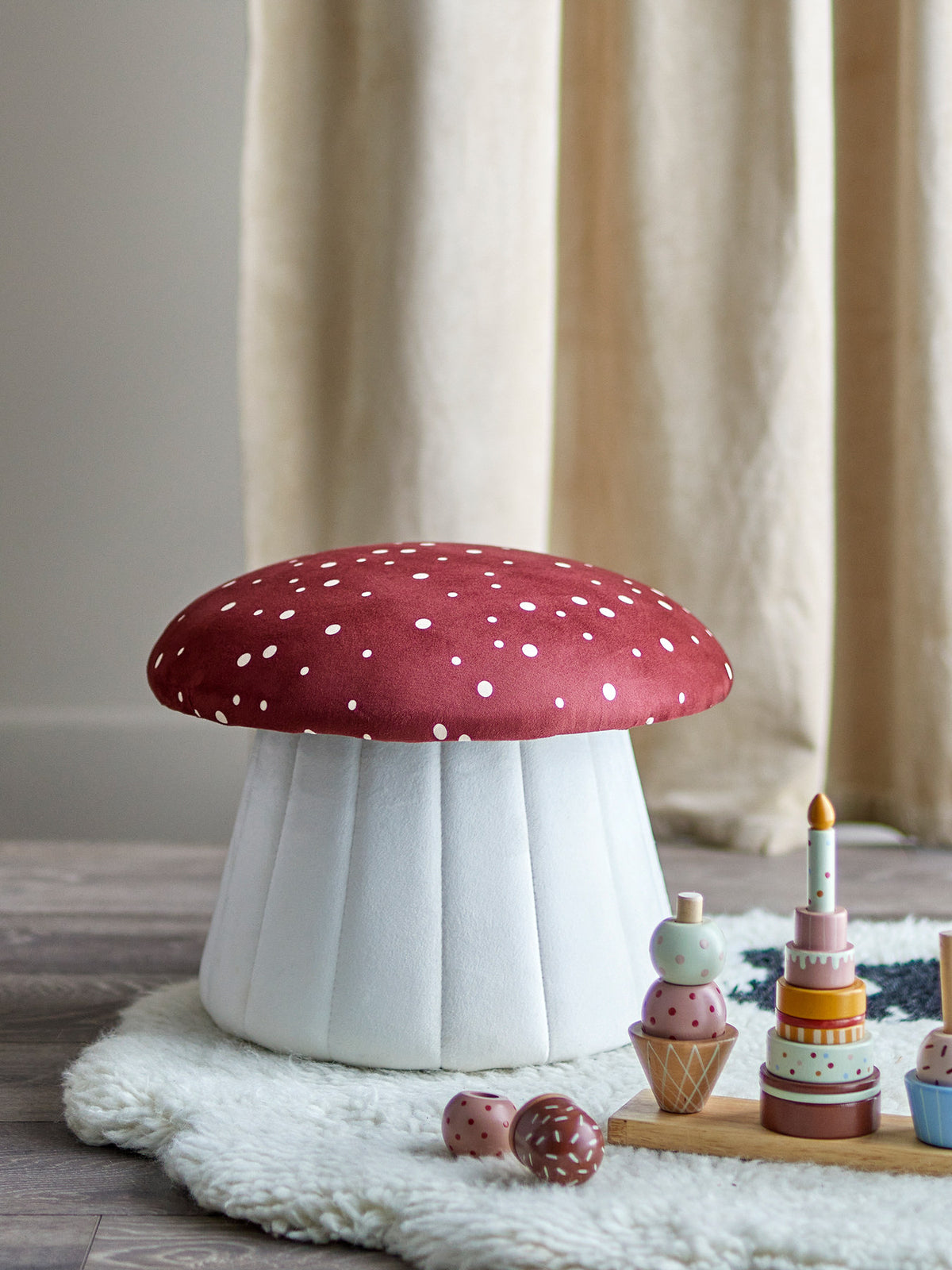 Lue Pouf, Rot, Polyester in Red präsentiert im Onlineshop von KAQTU Design AG. Pouf ist von Bloomingville Mini