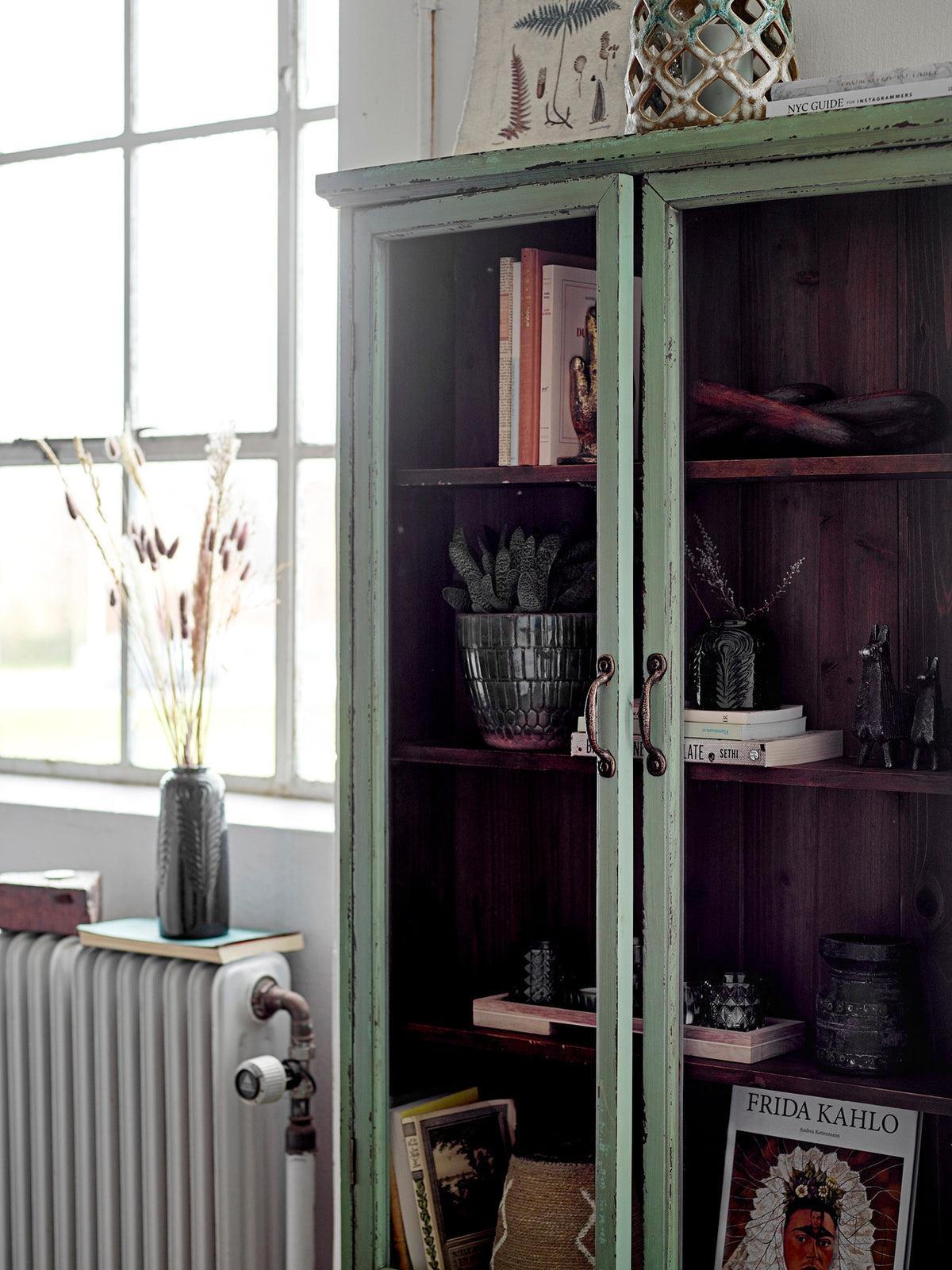 Hazem Kabinett, Grün, Tannenholz in Green präsentiert im Onlineshop von KAQTU Design AG. Standregal ist von Creative Collection