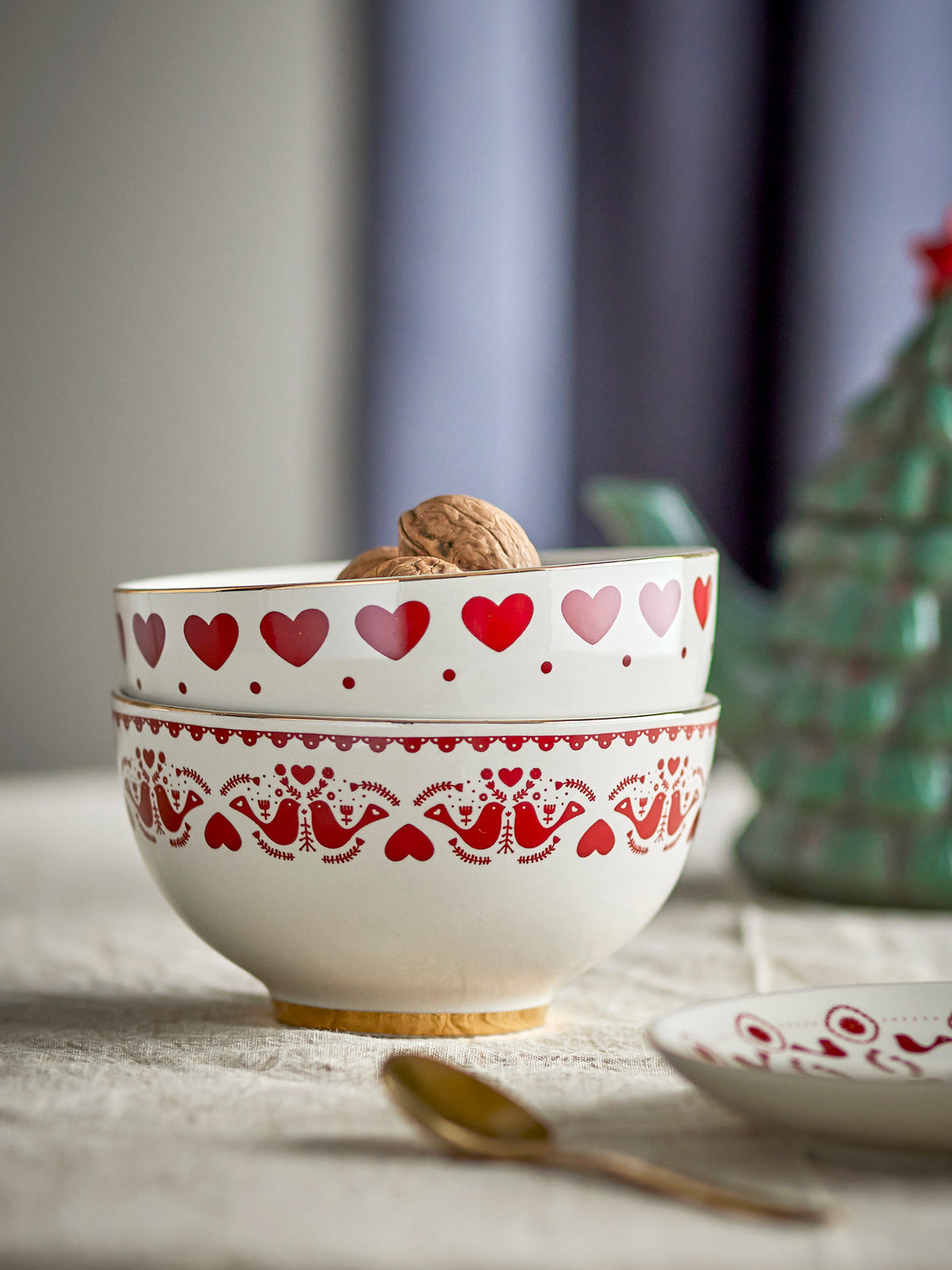 Jolly Schale, Rot, Steingut in Rot präsentiert im Onlineshop von KAQTU Design AG. Schale ist von Bloomingville