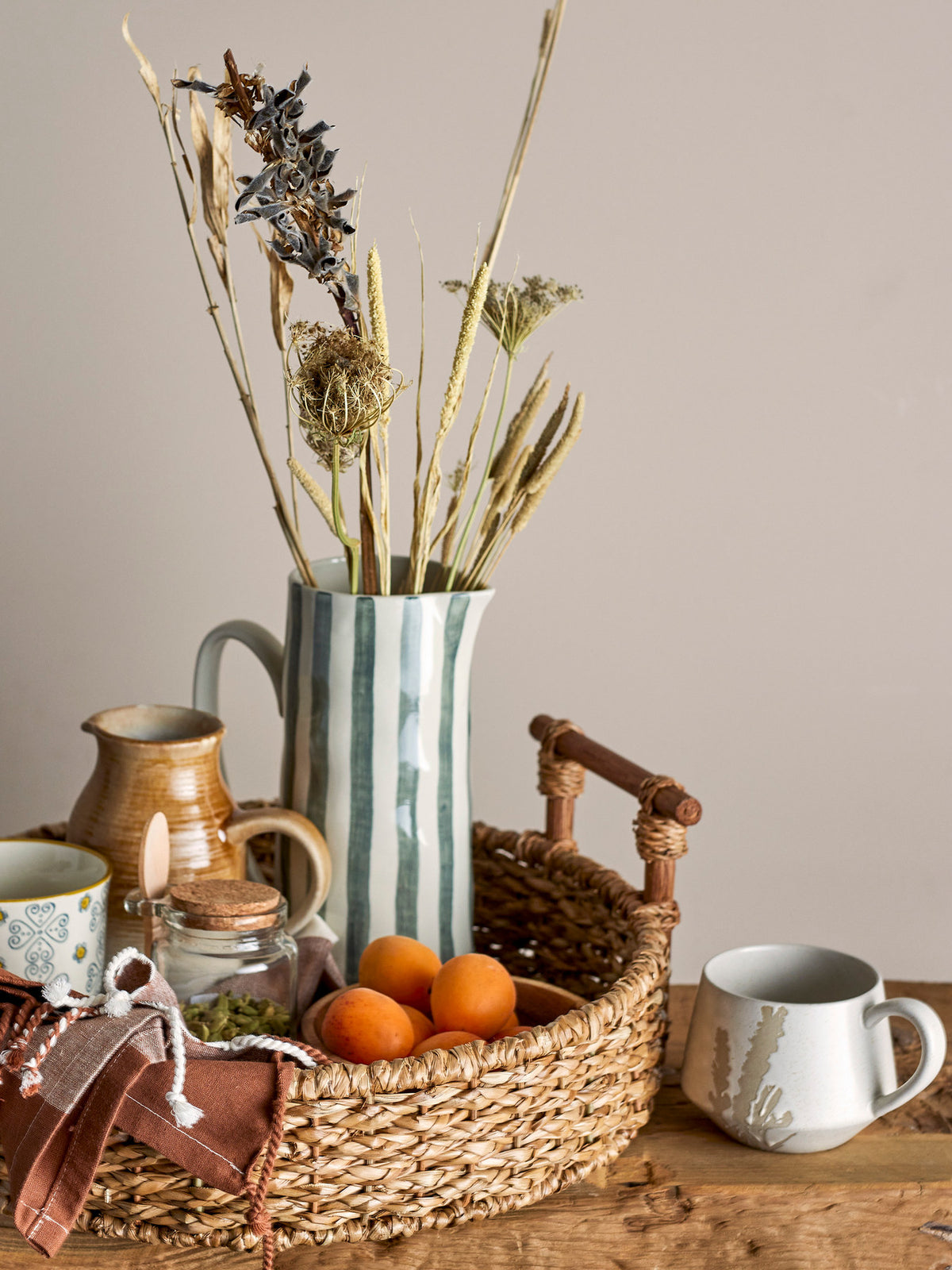 Begonia Krug, Grün, Steingut in Green präsentiert im Onlineshop von KAQTU Design AG. Kanne ist von Creative Collection