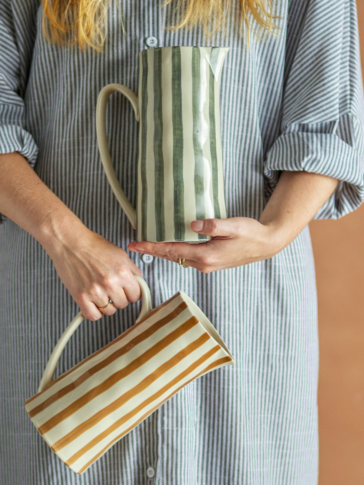 Begonia Krug, Grün, Steingut in Green präsentiert im Onlineshop von KAQTU Design AG. Kanne ist von Creative Collection