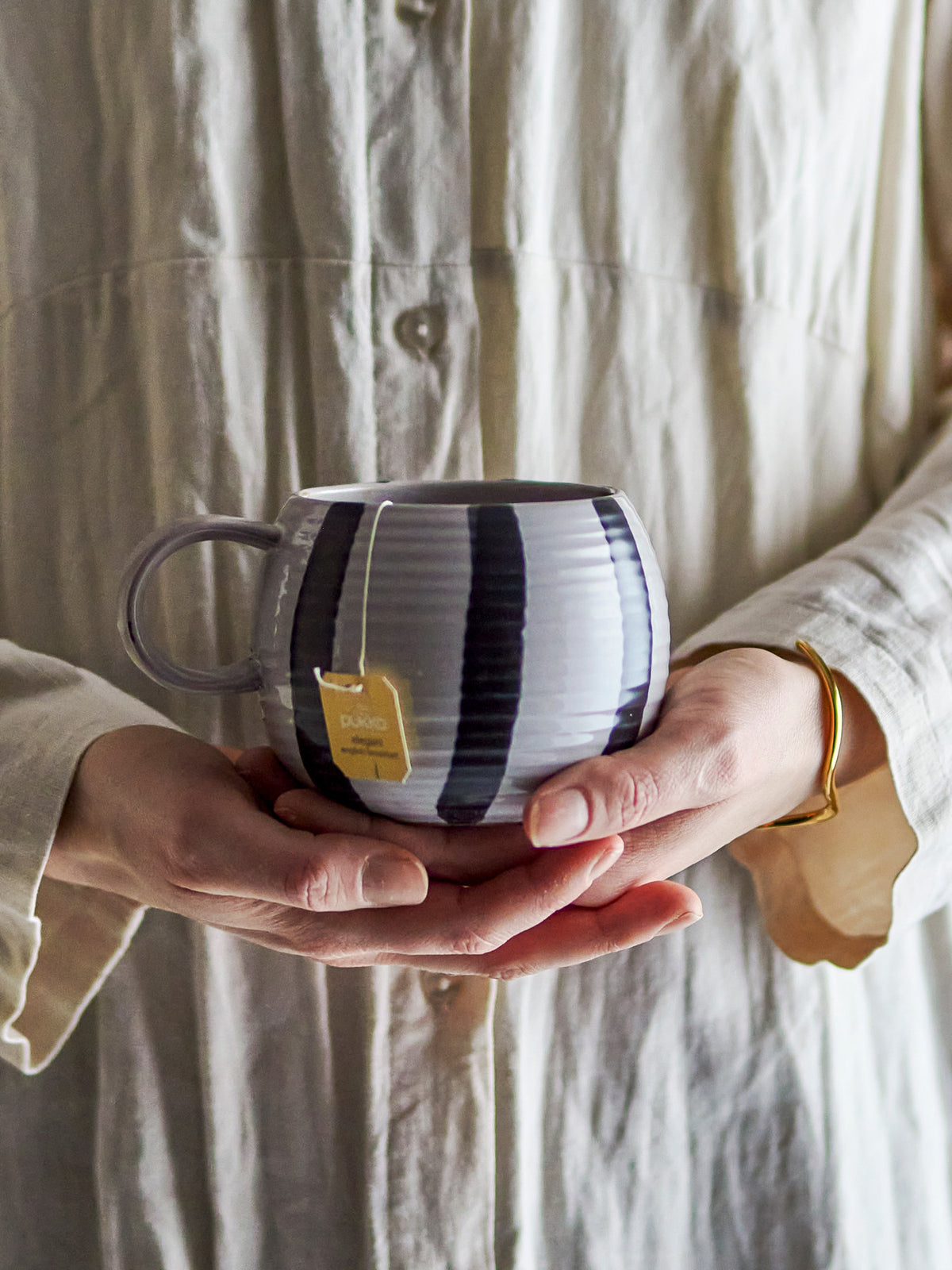 Serina Becher, Schwarz, Steingut in Black präsentiert im Onlineshop von KAQTU Design AG. Tasse ist von Bloomingville