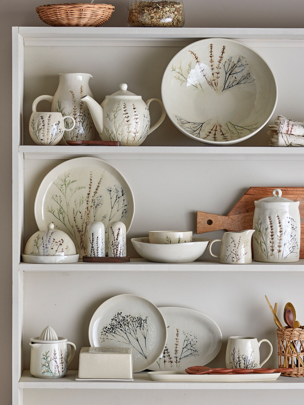 Weisses Gefäss mit Deckel aus Steingut, Marke Bloomingville, mit Krakeleeglasur und handbemaltem Blumenmuster, Form einer Kanne