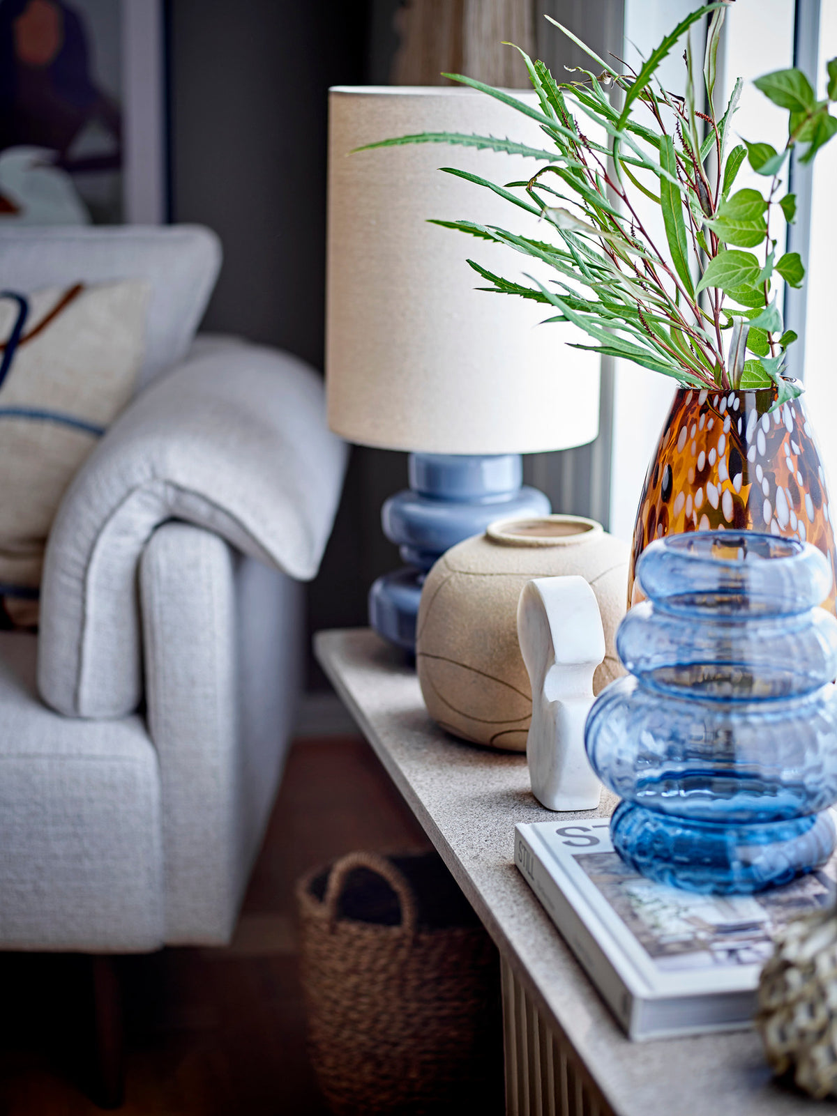 Fabiola Tischlampe, Blue, Glas in Blue präsentiert im Onlineshop von KAQTU Design AG. Tischleuchte ist von Bloomingville