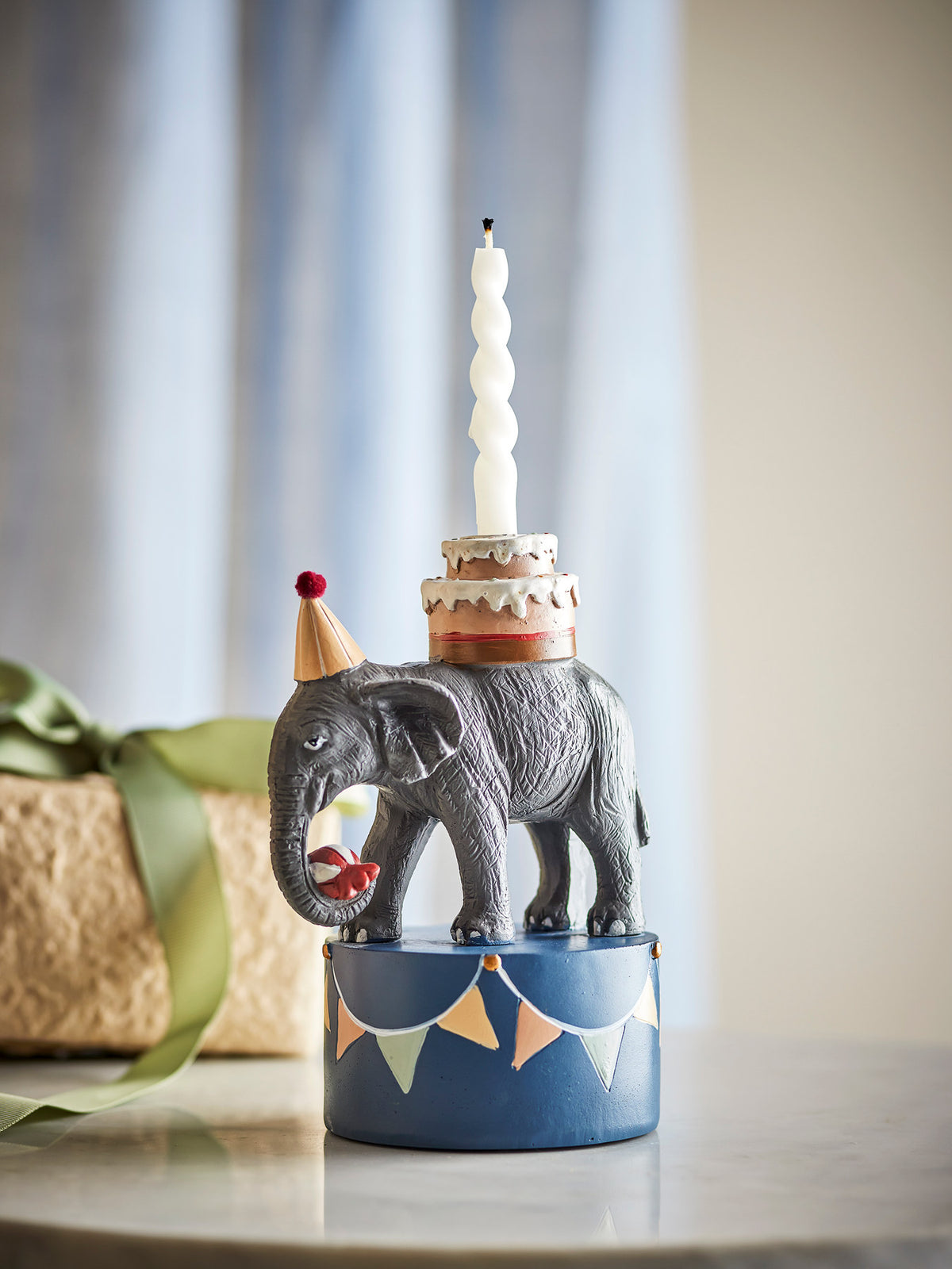 Flor Kerzenhalter, Grau, Polyresin in Grey präsentiert im Onlineshop von KAQTU Design AG. Kerzenständer ist von Bloomingville Mini