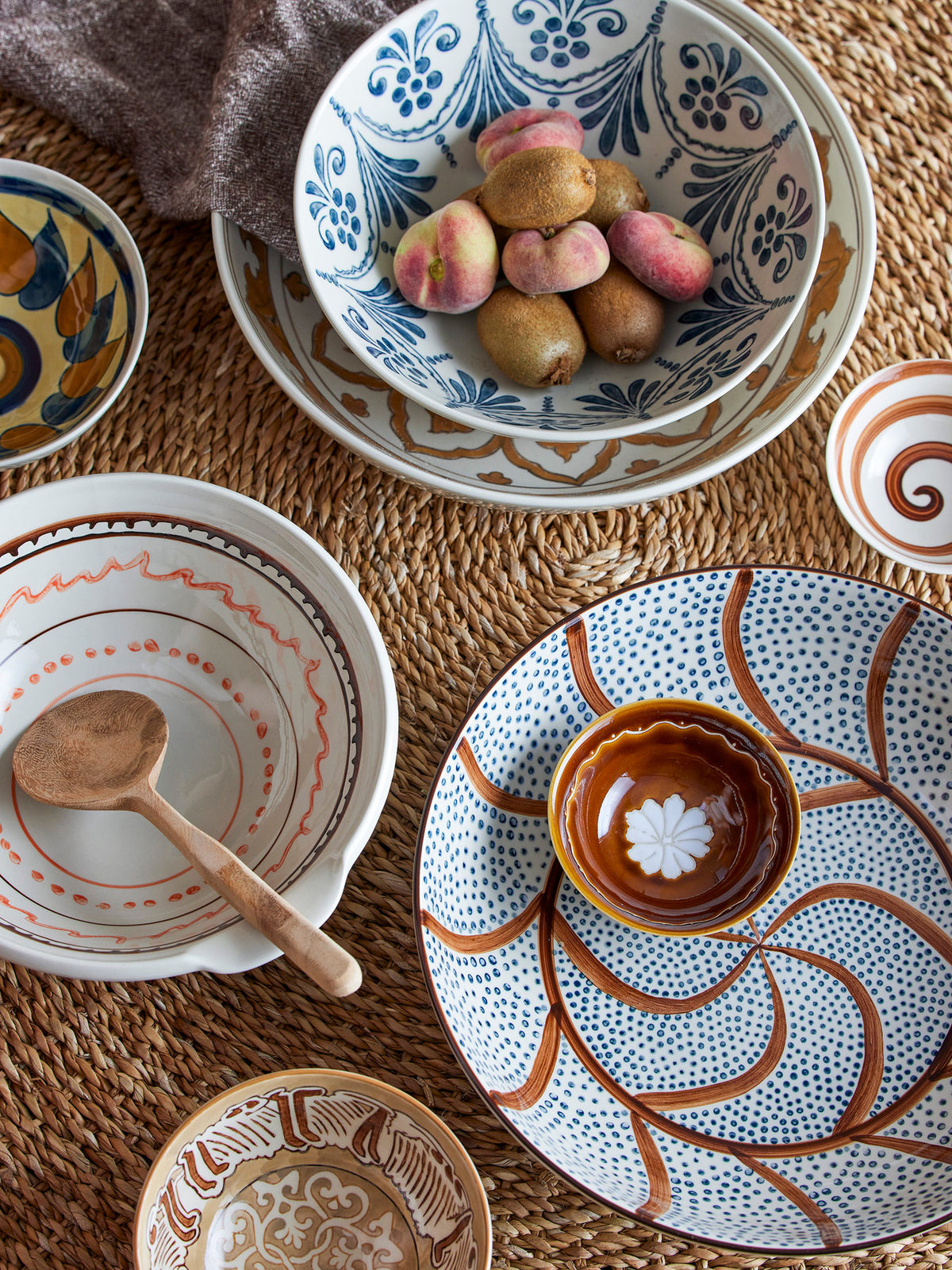 Heikki Schale, Braun, Steingut in Brown präsentiert im Onlineshop von KAQTU Design AG. Schale ist von Bloomingville