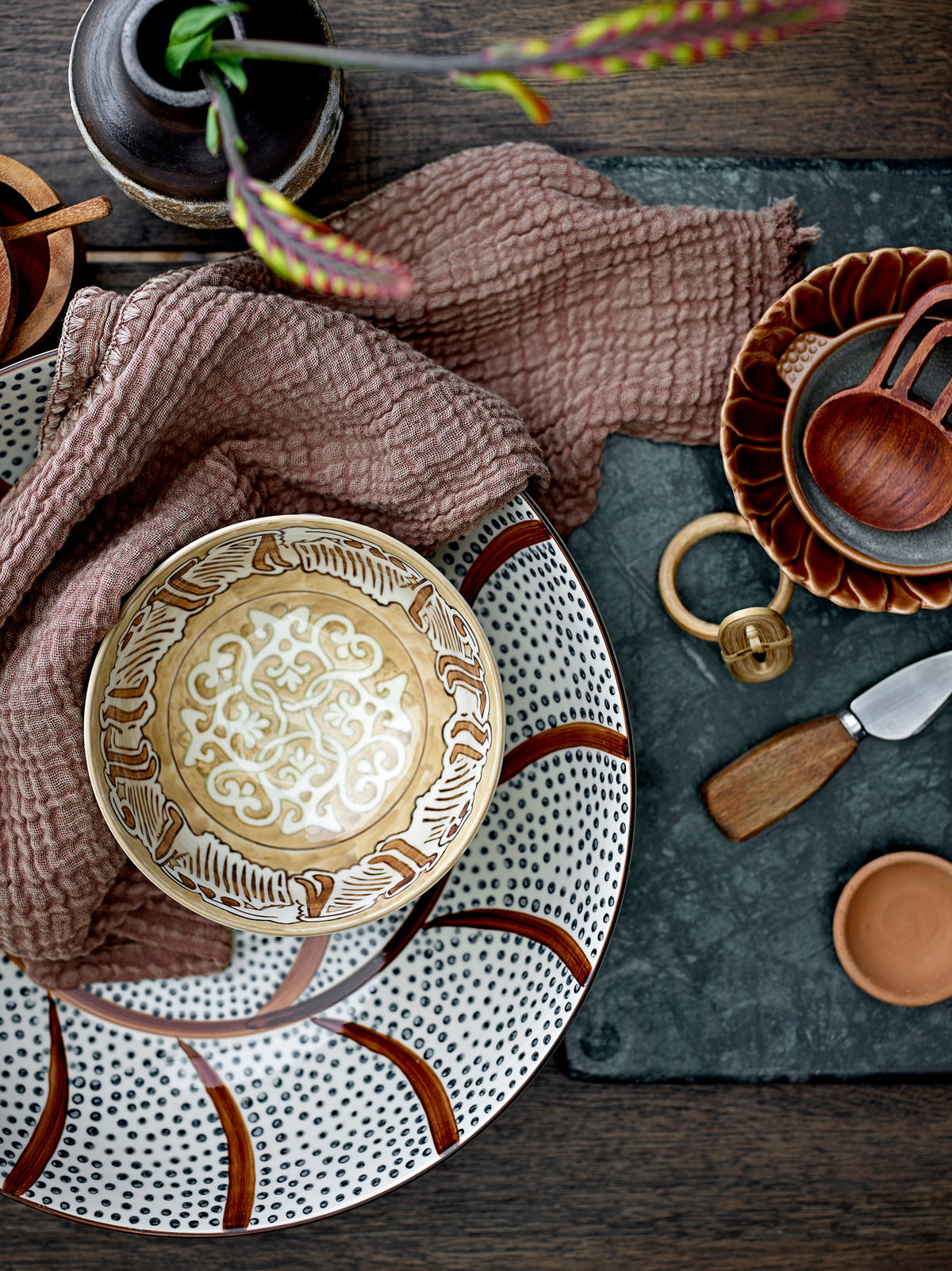 Heikki Schale, Braun, Steingut in Brown präsentiert im Onlineshop von KAQTU Design AG. Schale ist von Bloomingville