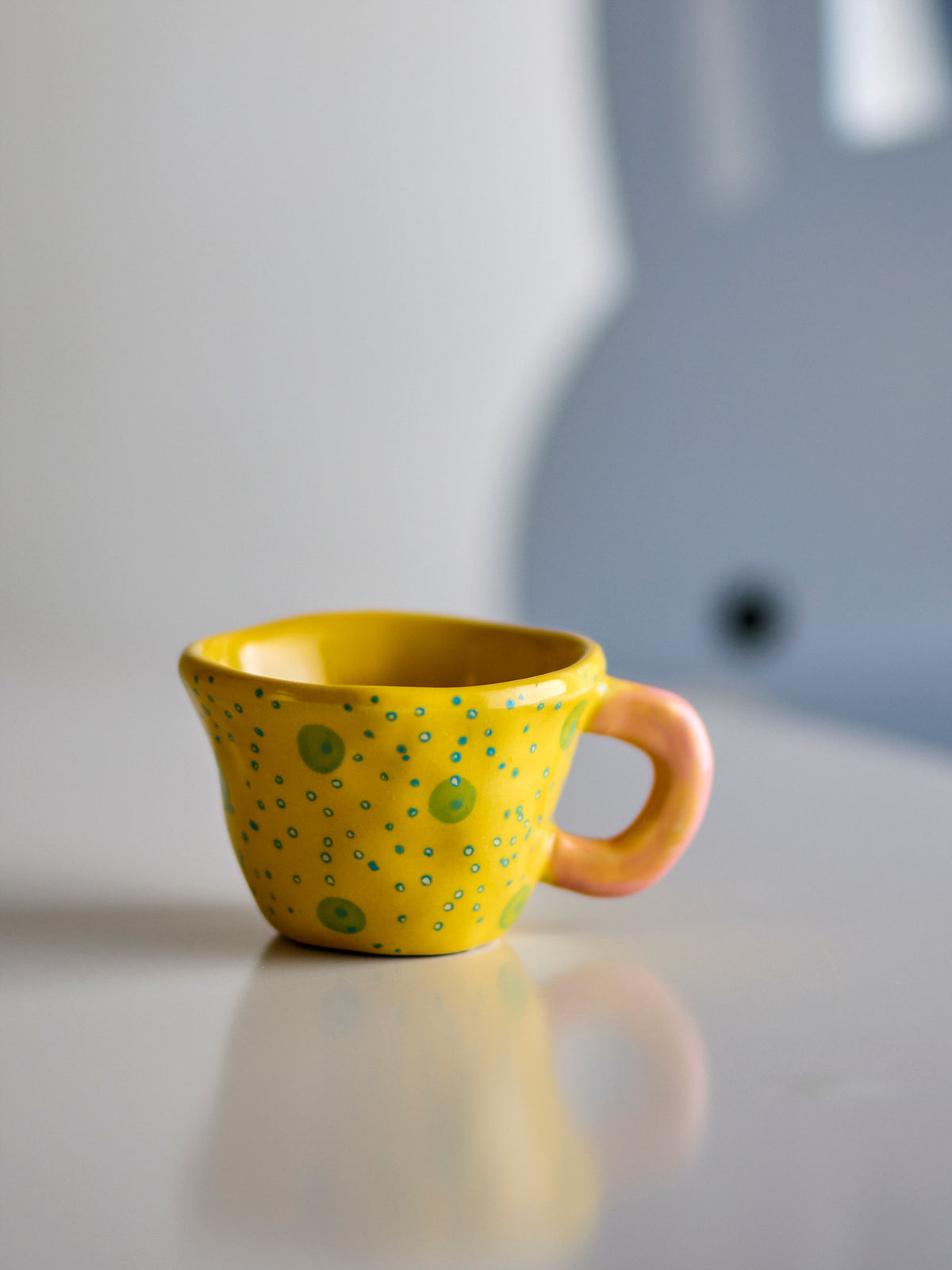 Nini Tasse, Gelb, Steingut in Yellow präsentiert im Onlineshop von KAQTU Design AG. Tasse ist von Bloomingville Mini