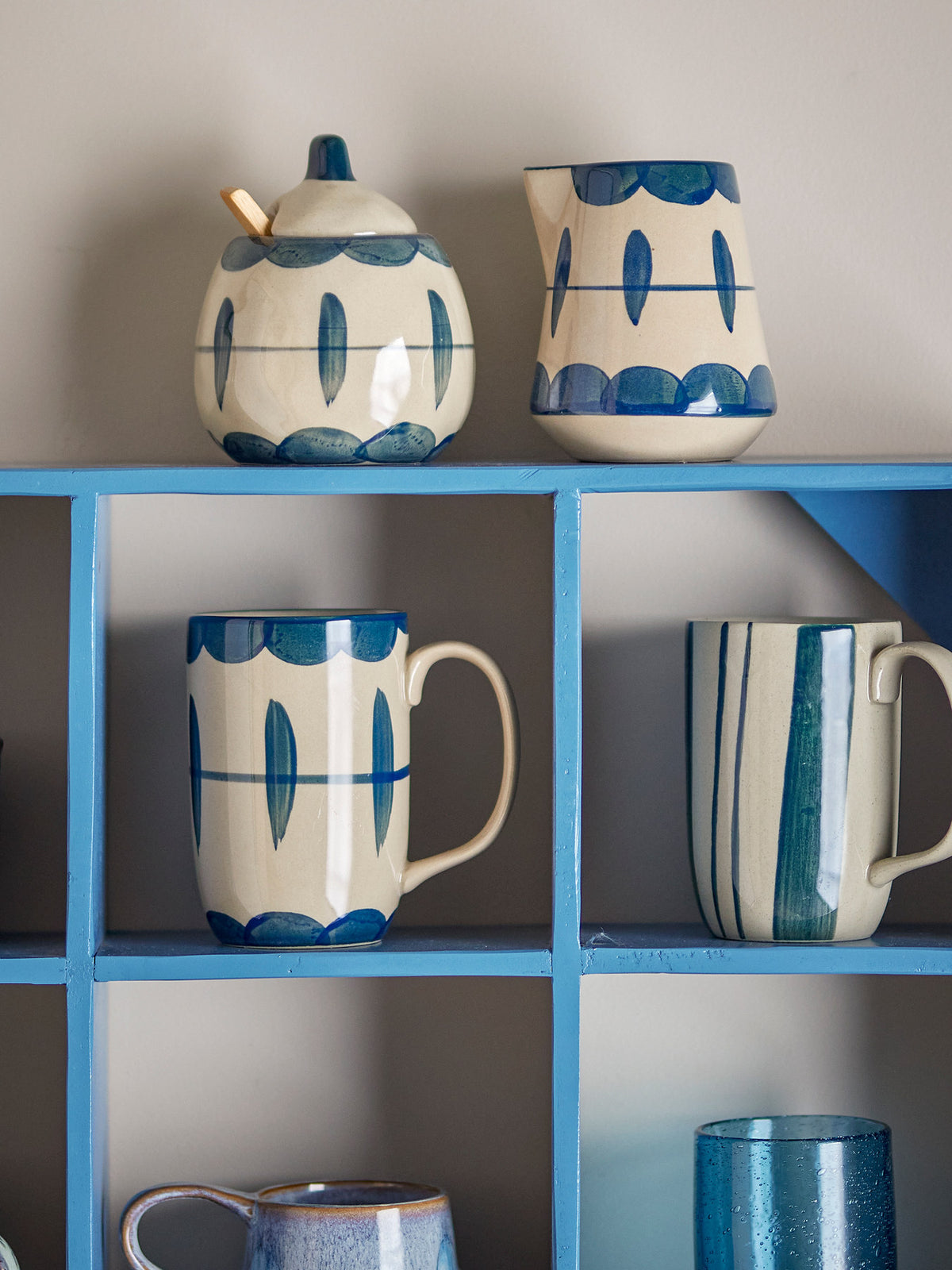 Allium Milchkännchen & Zuckerdose, Blue, Steingut in Blue präsentiert im Onlineshop von KAQTU Design AG. Milchkanne / Saucier ist von Creative Collection
