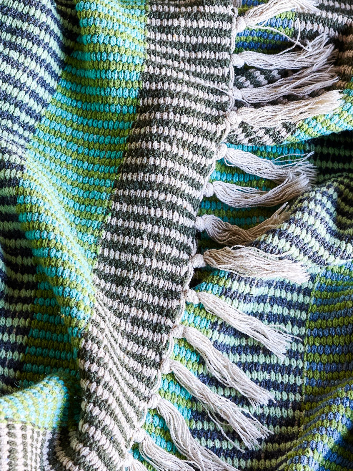 Bunte Wolldecke Isnel von Creative Collection aus Mischfasern, geflochtene Oberfläche, garngefärbtes Muster im Boho Chic Stil, 160x130 cm.
