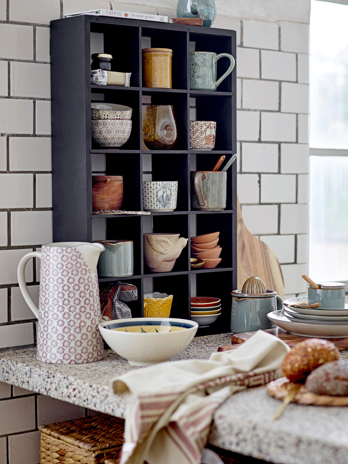 Olinn Regal, Schwarz, Tannenholz in Black präsentiert im Onlineshop von KAQTU Design AG. Wandregal ist von Bloomingville