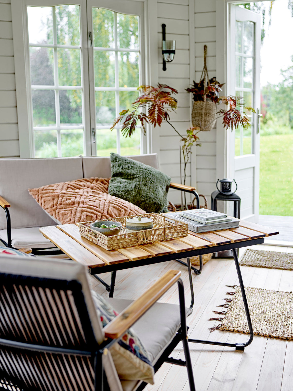 Hampton Tisch, Braun, Akazie in Brown präsentiert im Onlineshop von KAQTU Design AG. Beistelltisch Outdoor ist von Bloomingville