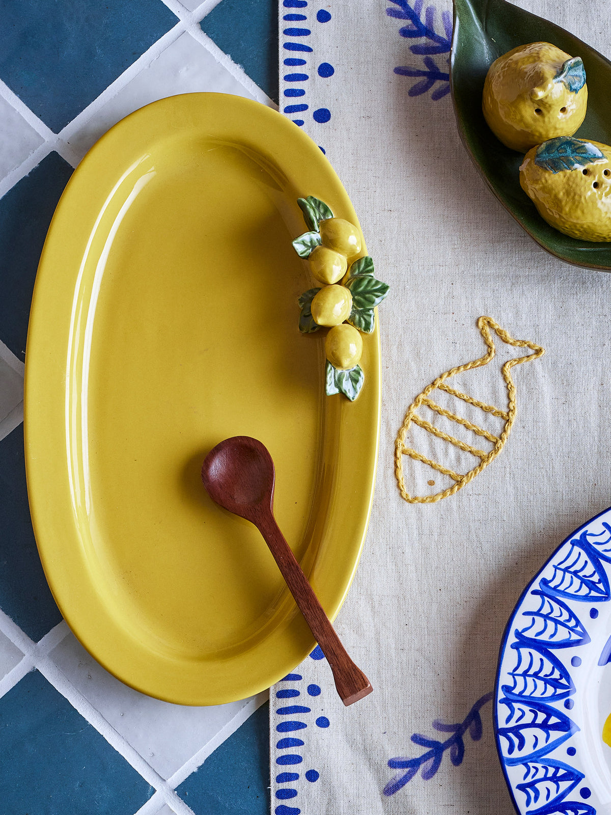 Limone Servierplatte, Gelb, Steingut in Yellow präsentiert im Onlineshop von KAQTU Design AG. Servierplatten ist von Creative Collection