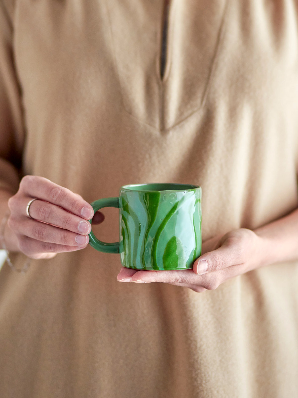 Ninka Becher, Grün, Steingut in Green präsentiert im Onlineshop von KAQTU Design AG. Tasse ist von Bloomingville