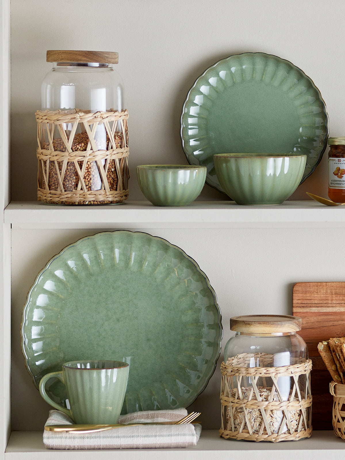 Latina Becher, Grün, Steingut in Green präsentiert im Onlineshop von KAQTU Design AG. Tasse ist von Bloomingville