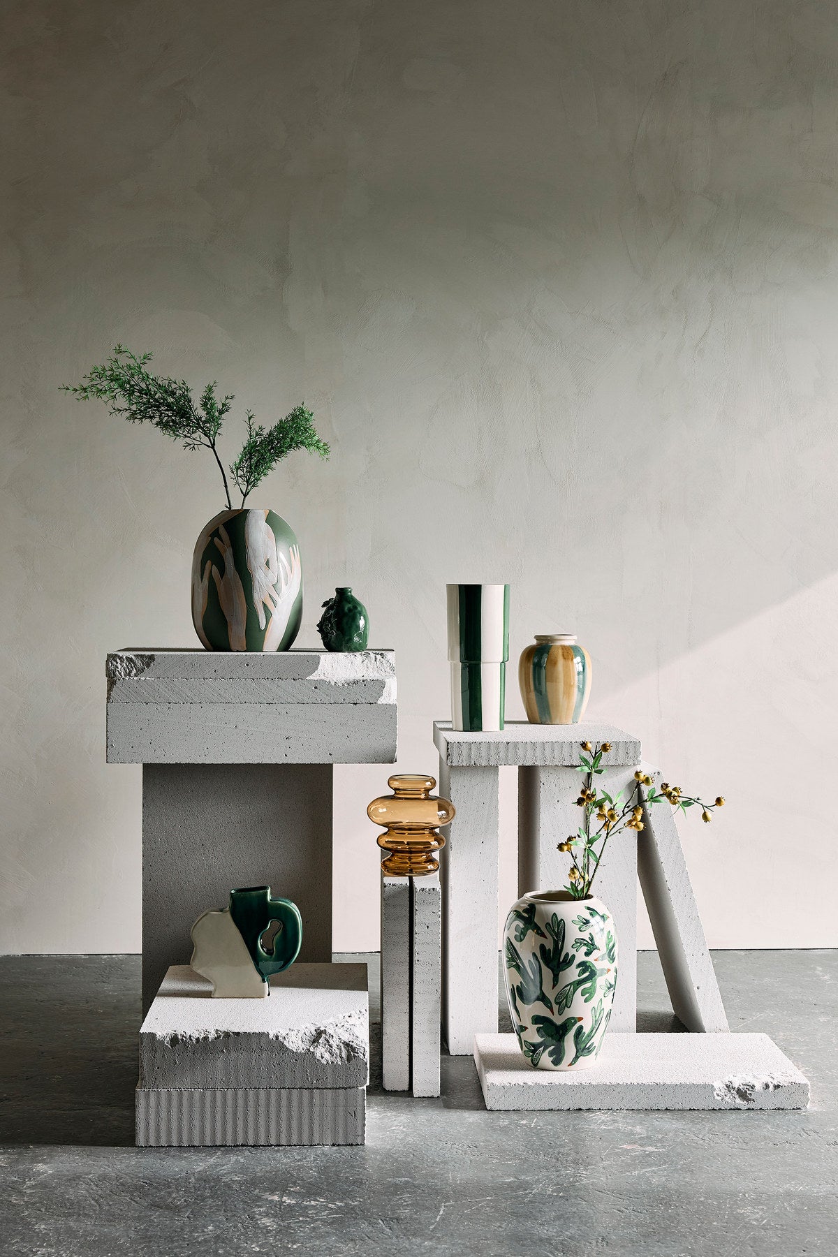 Adalena Deko-Vase, Grün, Steingut in Grün präsentiert im Onlineshop von KAQTU Design AG. Vase ist von Bloomingville