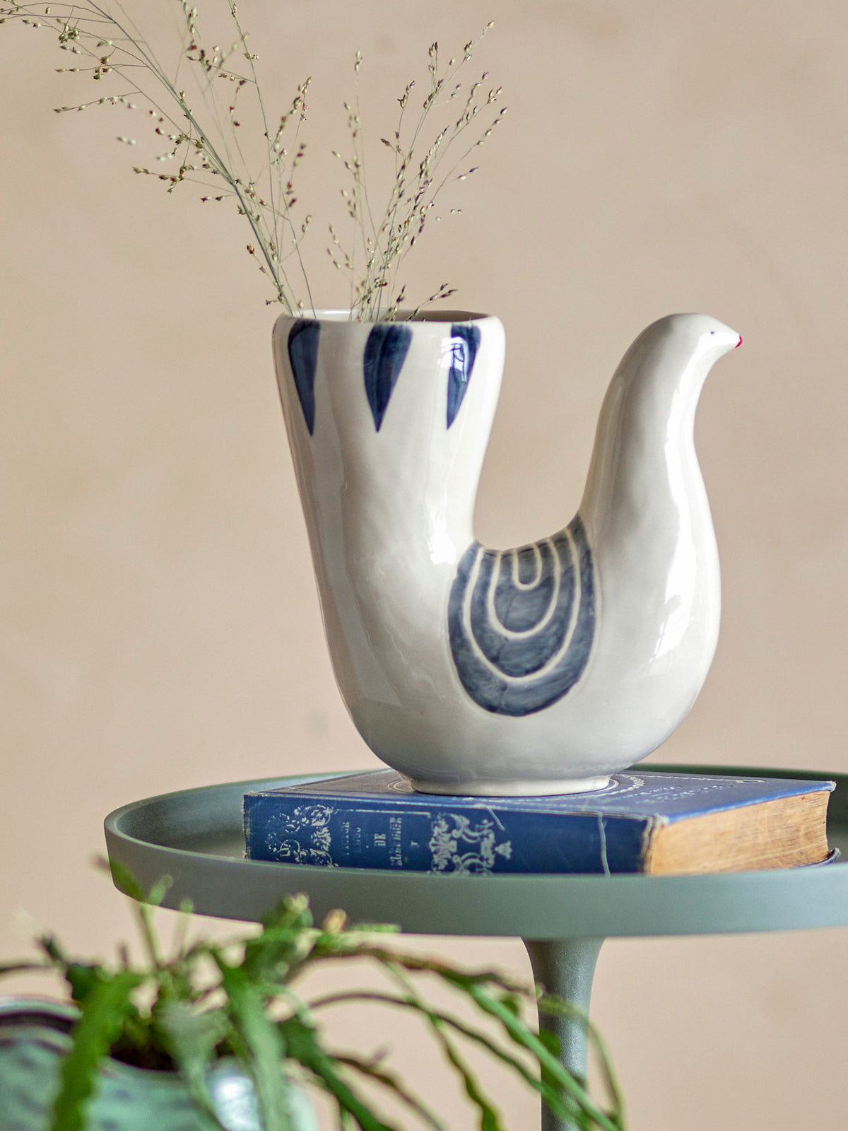 Trudy Vase, Weiss, Steingut in Weiss präsentiert im Onlineshop von KAQTU Design AG. Vase ist von Bloomingville
