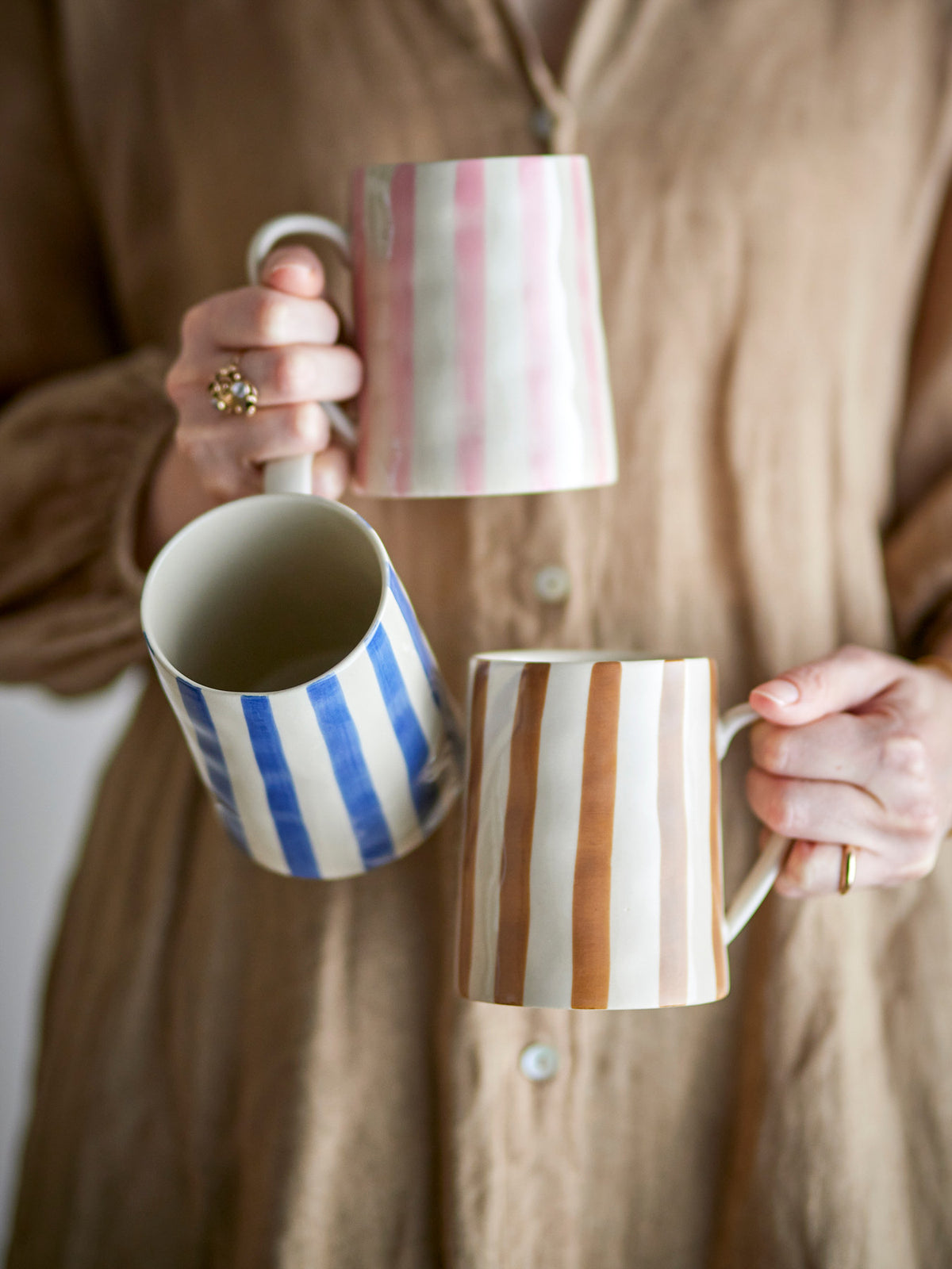 Begonia Becher, Blue, Steingut in Blau präsentiert im Onlineshop von KAQTU Design AG. Tasse ist von Creative Collection
