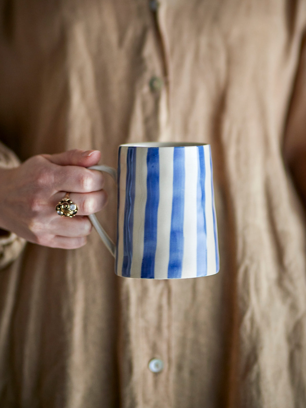 Begonia Becher, Blue, Steingut in Blau präsentiert im Onlineshop von KAQTU Design AG. Tasse ist von Creative Collection