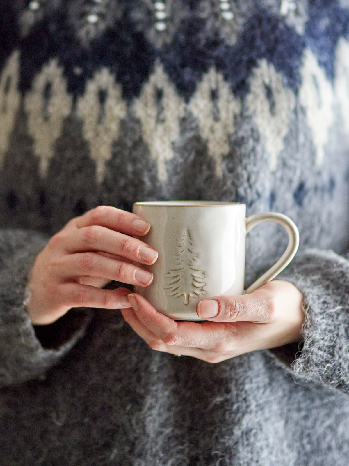 Winter Tasse, Natur, Steingut in Natur präsentiert im Onlineshop von KAQTU Design AG. Tasse ist von Bloomingville