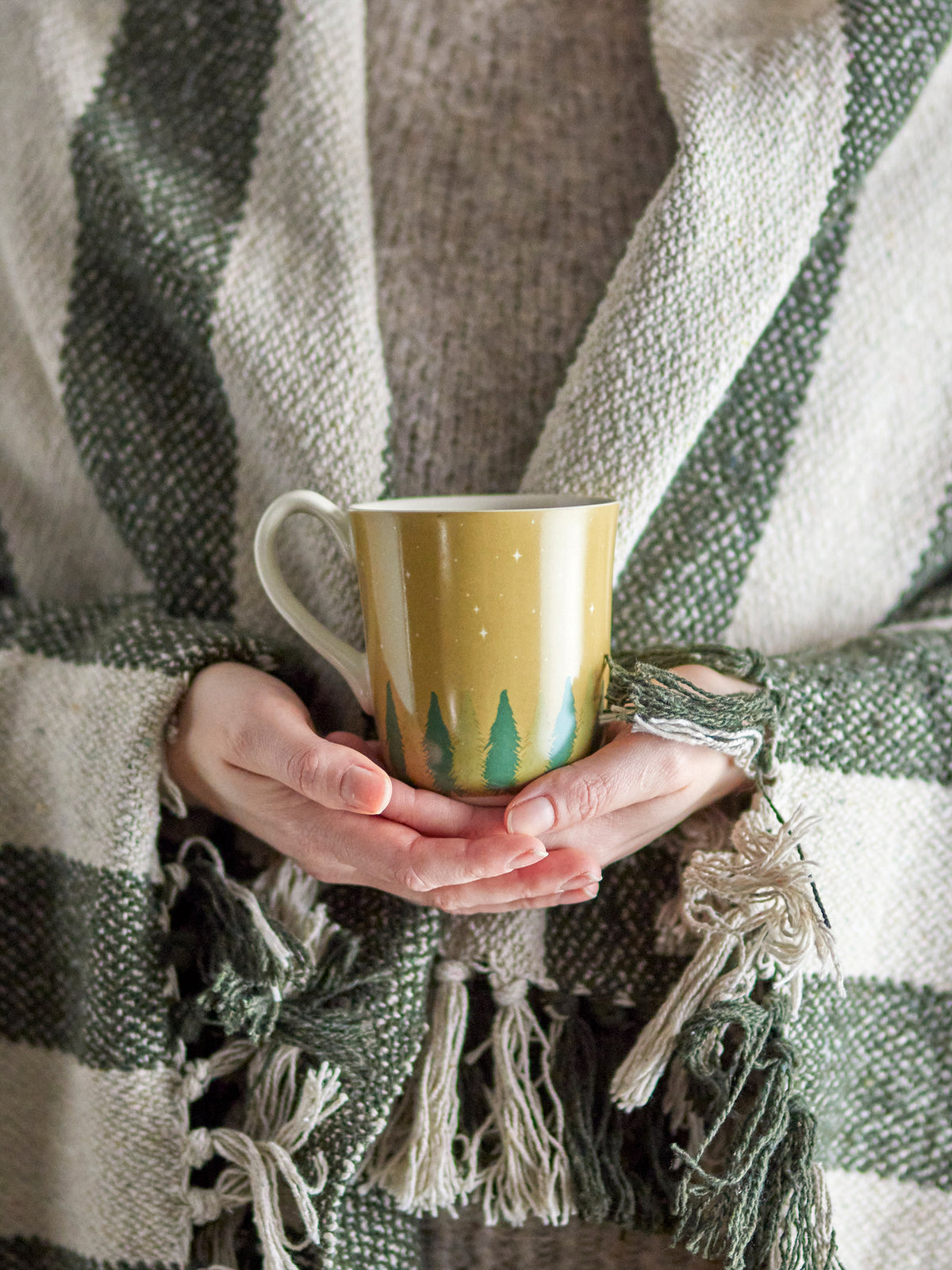Spruce Becher, Grün, Steingut in Grün präsentiert im Onlineshop von KAQTU Design AG. Tasse ist von Bloomingville