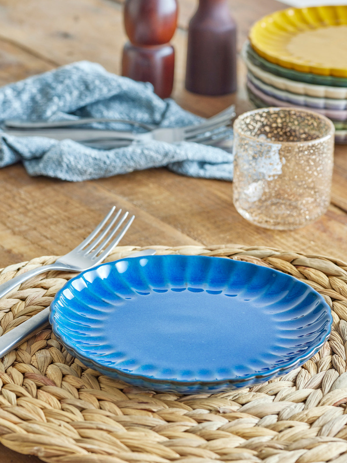 Latina Teller, Blue, Steingut in Blau präsentiert im Onlineshop von KAQTU Design AG. Teller ist von Bloomingville