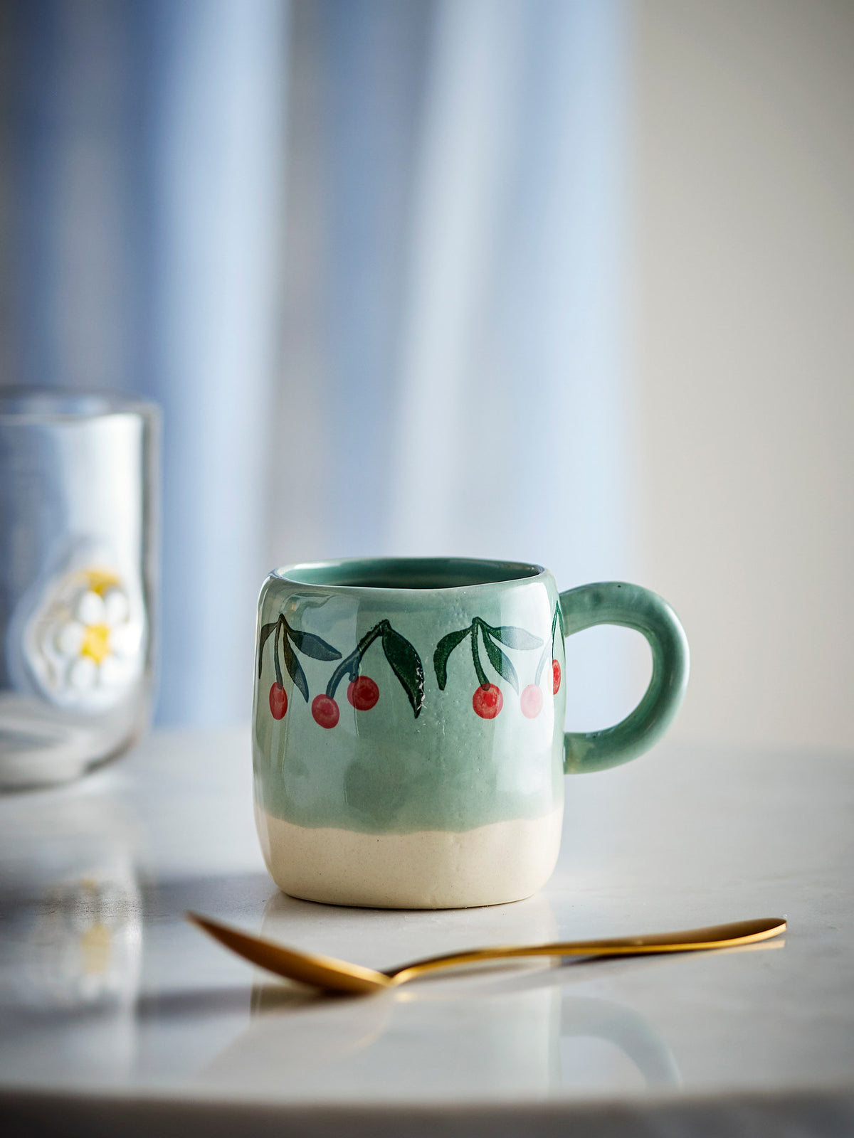 Kleine blaue Tasse aus Steingut von Bloomingville Mini, teilweise handdekoriert mit sichtbaren Farbunterschieden, schlichte runde Form.