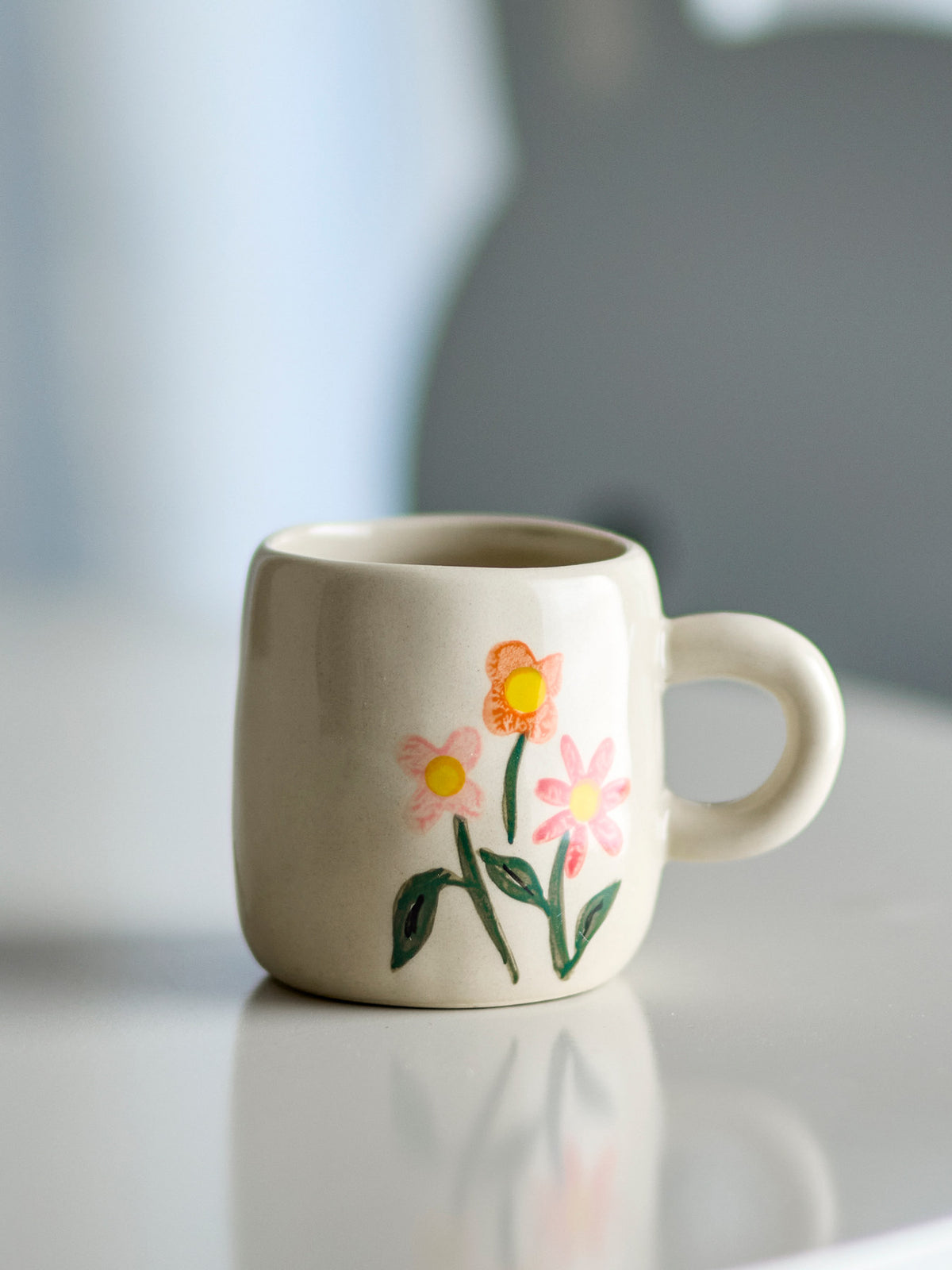 Millie Tasse, Weiss, Steingut in Weiss präsentiert im Onlineshop von KAQTU Design AG. Tasse ist von Bloomingville Mini
