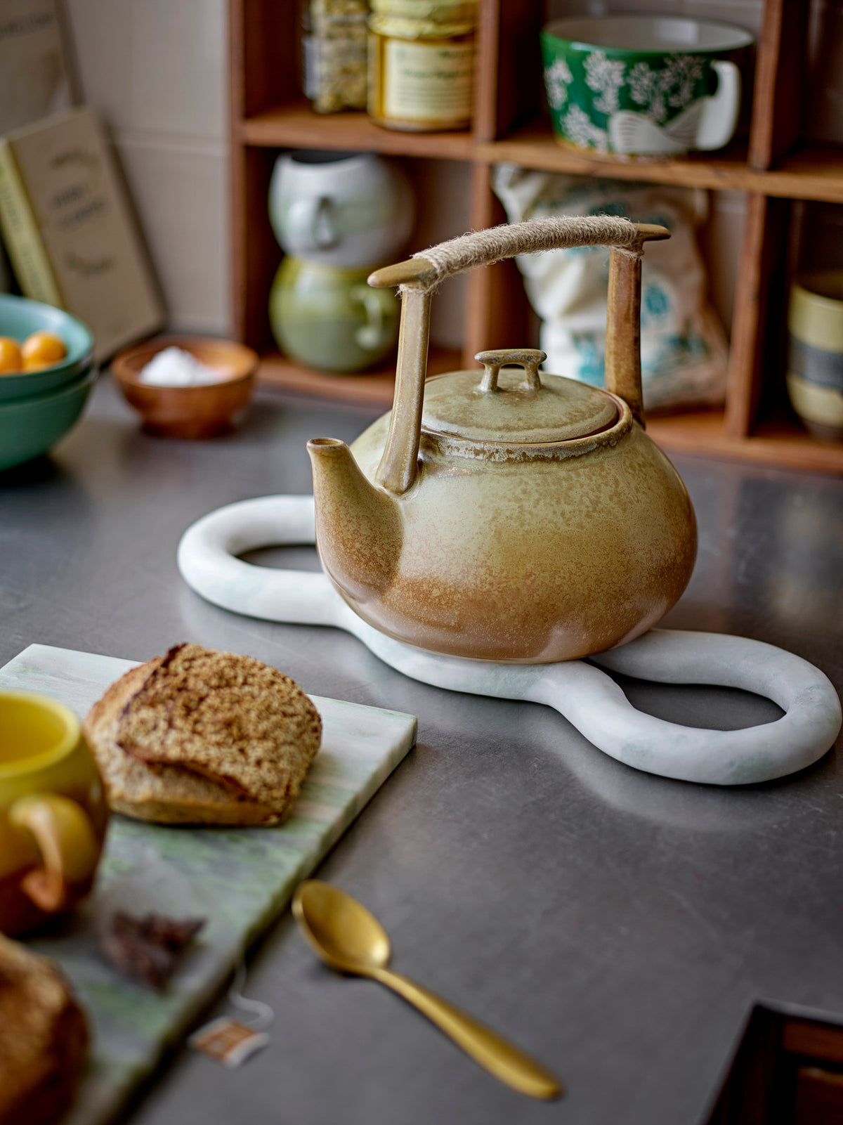 Ikigai Teekanne, Braun, Steingut in Braun präsentiert im Onlineshop von KAQTU Design AG. Teekrüge ist von Bloomingville