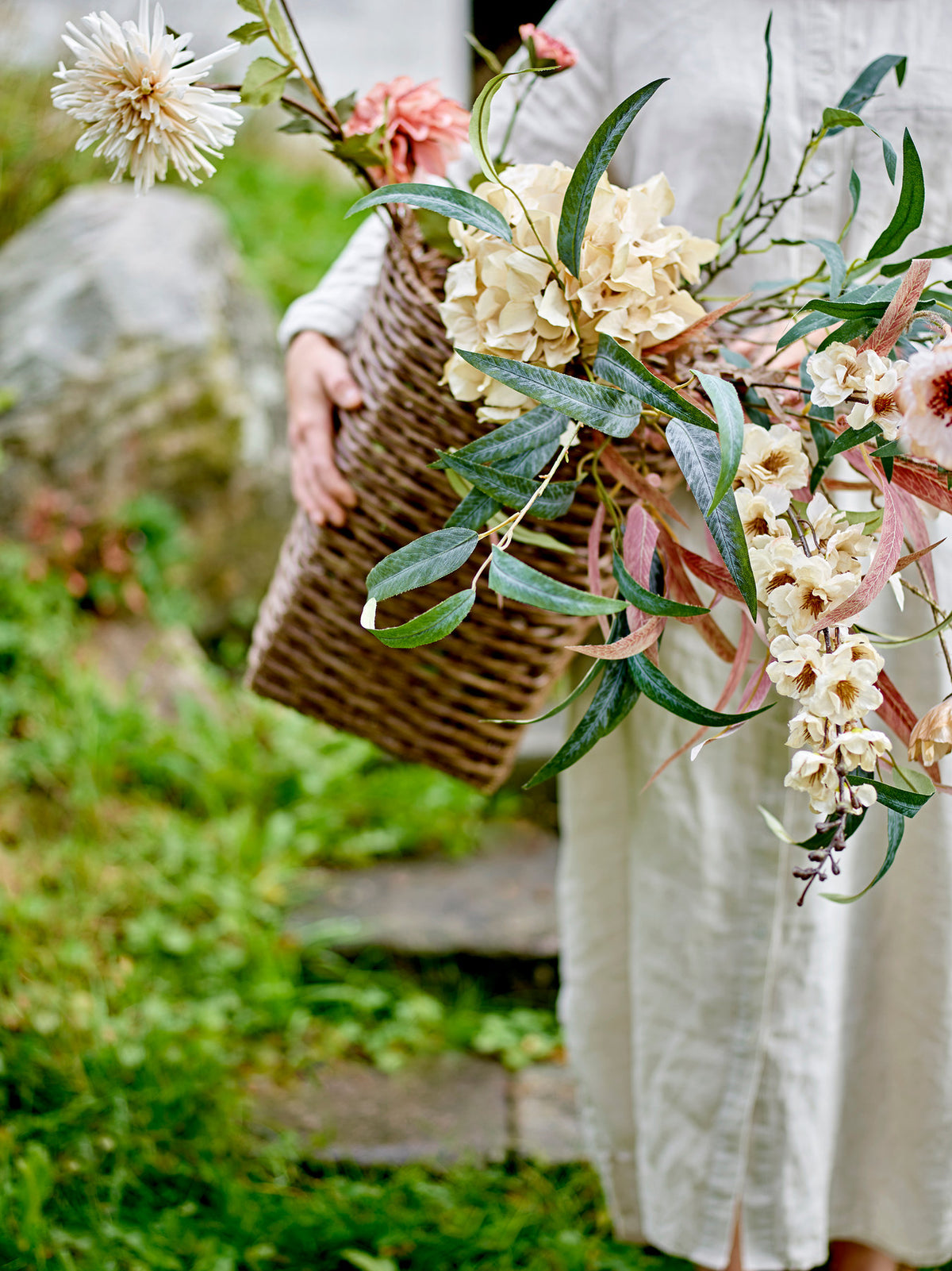 Kunstblume Hydrangea Stiel in Beige von Bloomingville, lebensechte Blüte aus PE, Eisen und Polyester, 65 cm hoch, einzeln stehend fotografiert.
