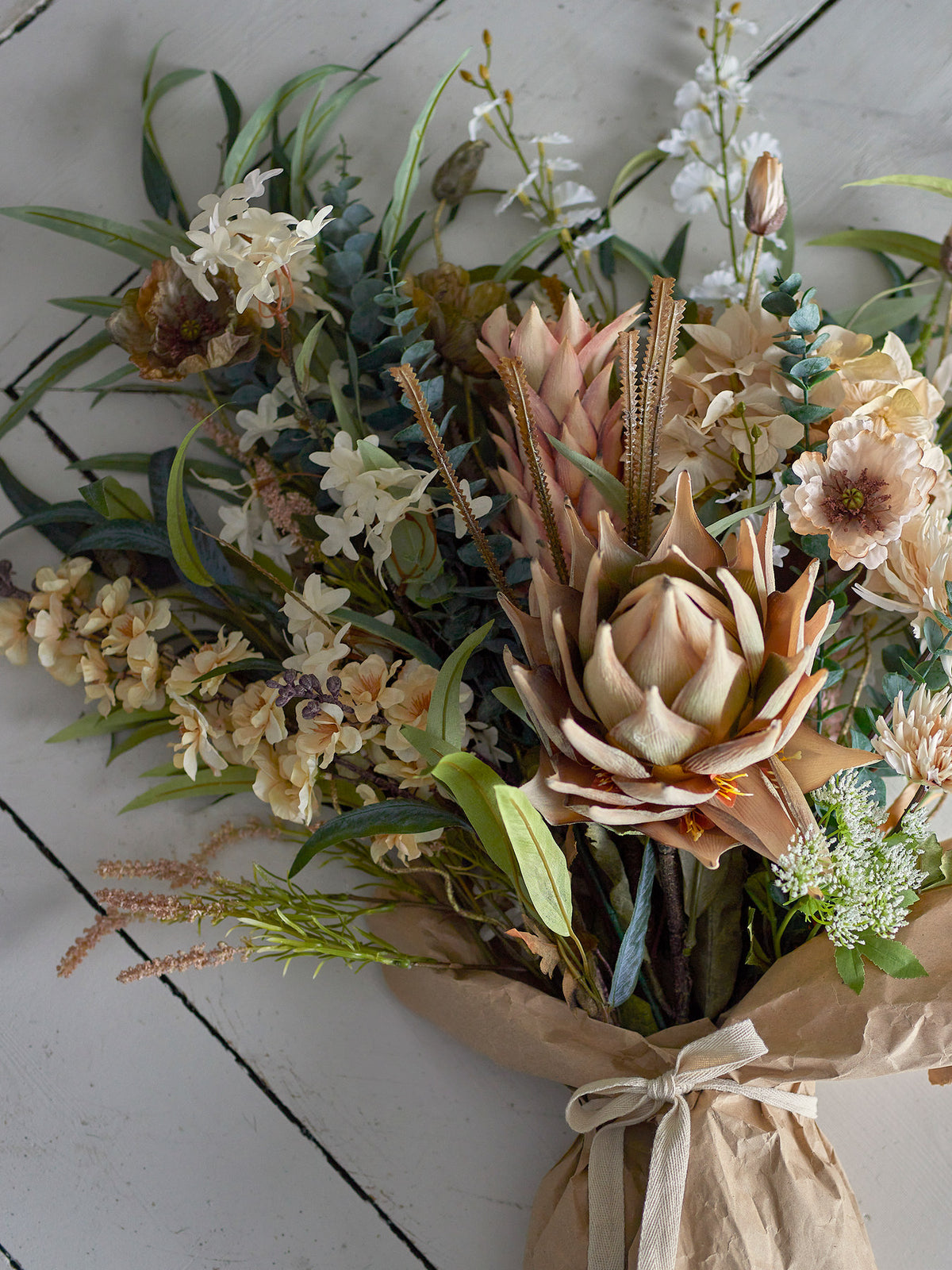 Chrysantemum Stiel in Beige von Bloomingville, künstliche Blume aus PE, Eisen und Polyester mit Blütenköpfen und detaillierten Blättern.