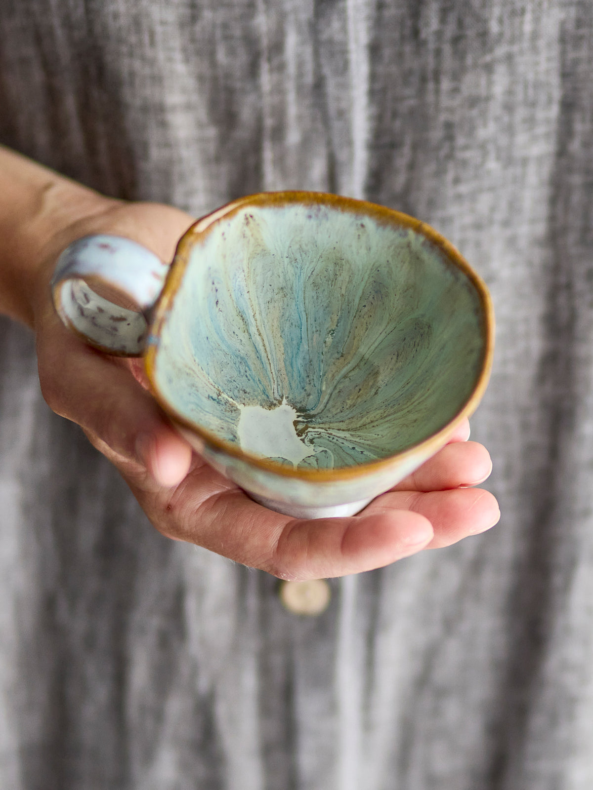 Imogen Tasse, Grün, Steingut in Grün präsentiert im Onlineshop von KAQTU Design AG. Tasse ist von Bloomingville
