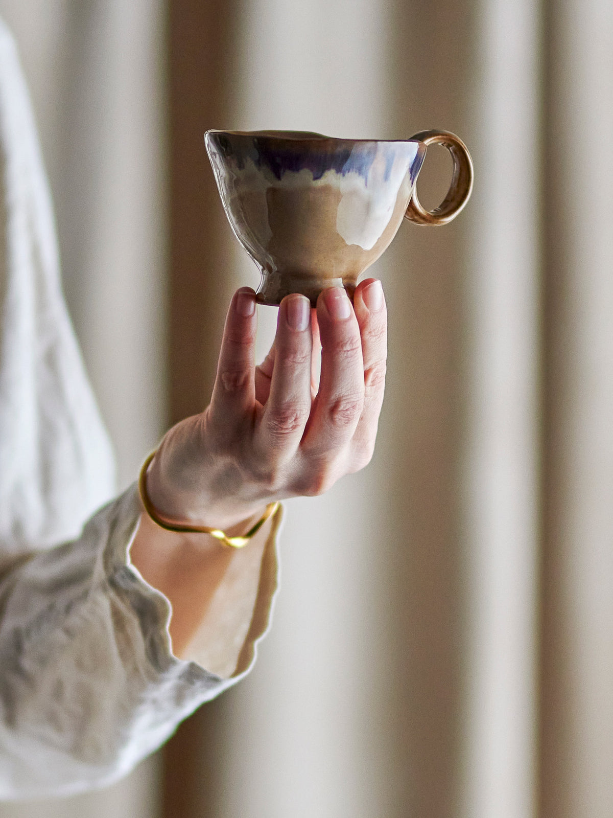 Imogen Tasse, Blue, Steingut in Blau präsentiert im Onlineshop von KAQTU Design AG. Tasse ist von Bloomingville