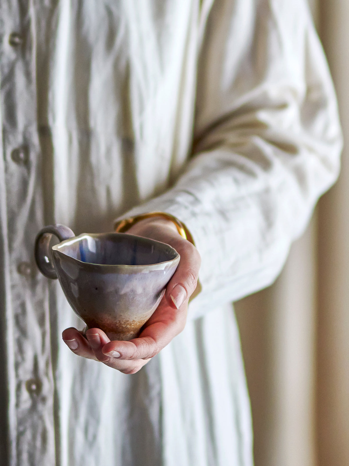 Imogen Tasse, Natur, Steingut in Natur präsentiert im Onlineshop von KAQTU Design AG. Tasse ist von Bloomingville