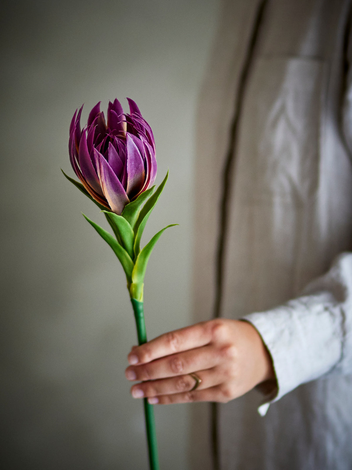 Lily Stiel, Violett, Künstliche Blumen in Lila präsentiert im Onlineshop von KAQTU Design AG. Kunstblume ist von Bloomingville