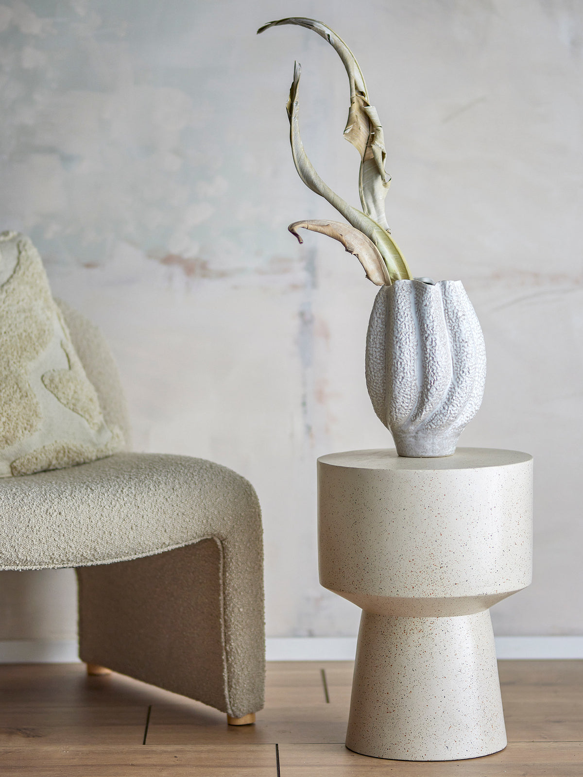 Cove Vase, Weiss, Steingut in Weiss präsentiert im Onlineshop von KAQTU Design AG. Vase ist von Bloomingville
