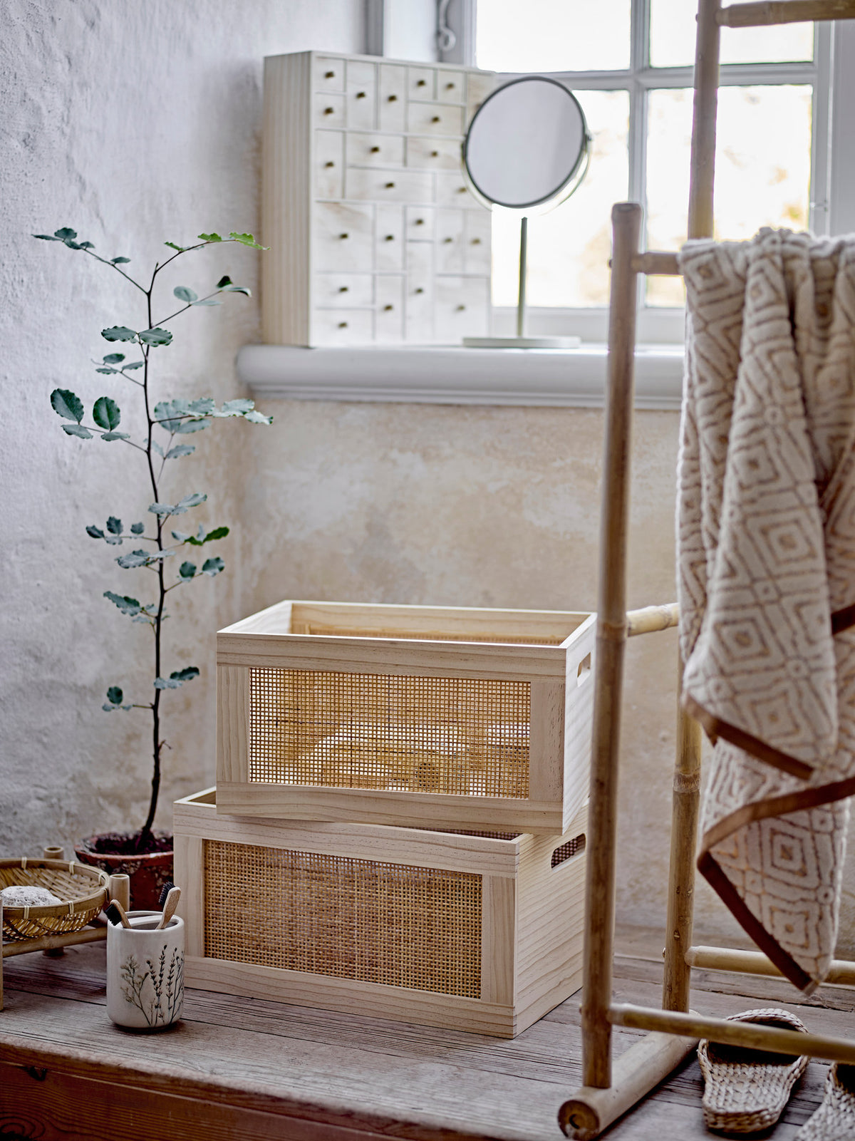 Runder Tischspiegel Milde von Bloomingville in Beige mit doppeltem Eisenrahmen, Glasfläche beidseitig nutzbar, eine Seite mit Vergrösserung.