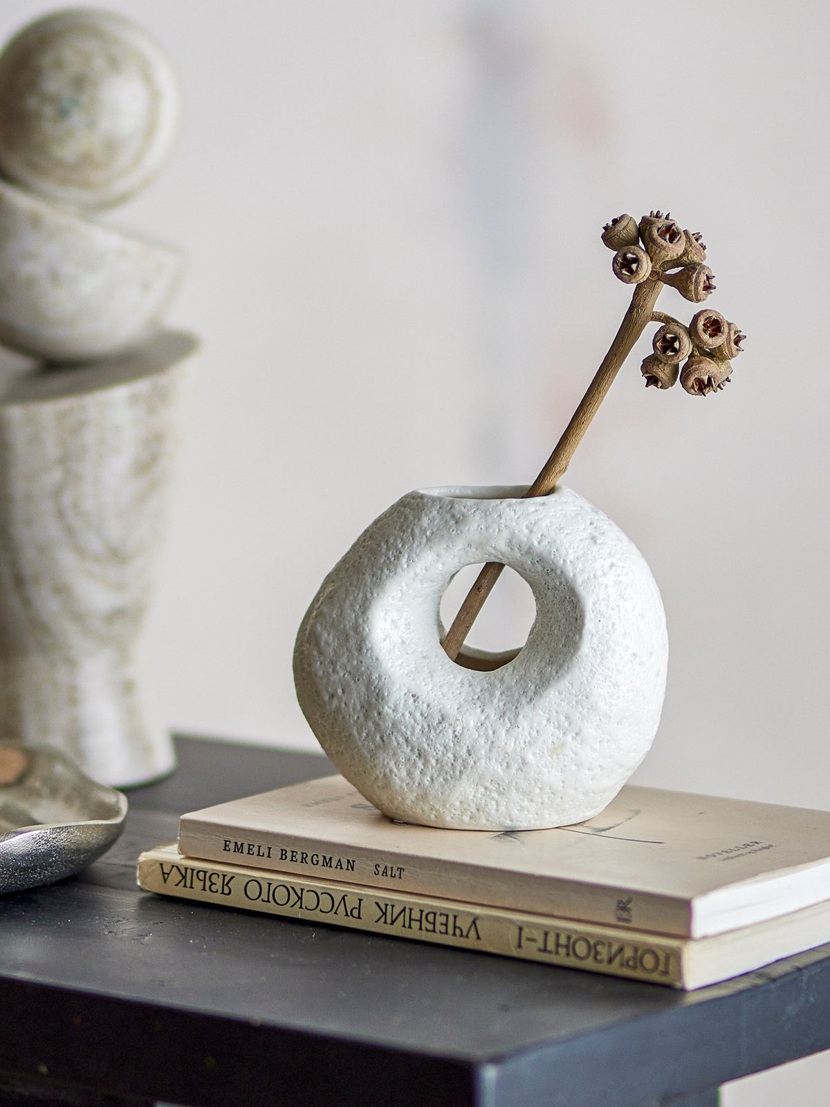 Caia Vase, Weiss, Steingut in Weiss präsentiert im Onlineshop von KAQTU Design AG. Vase ist von Bloomingville