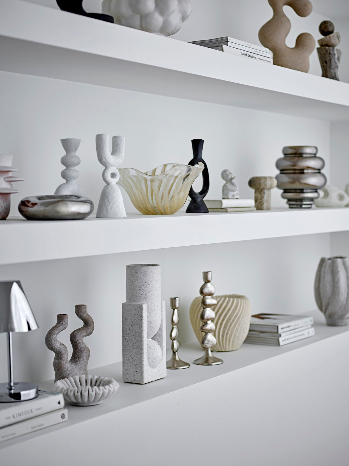 Syra Kerzenhalter, Weiss, Polyresin in Weiss präsentiert im Onlineshop von KAQTU Design AG. Kerzenständer ist von Bloomingville