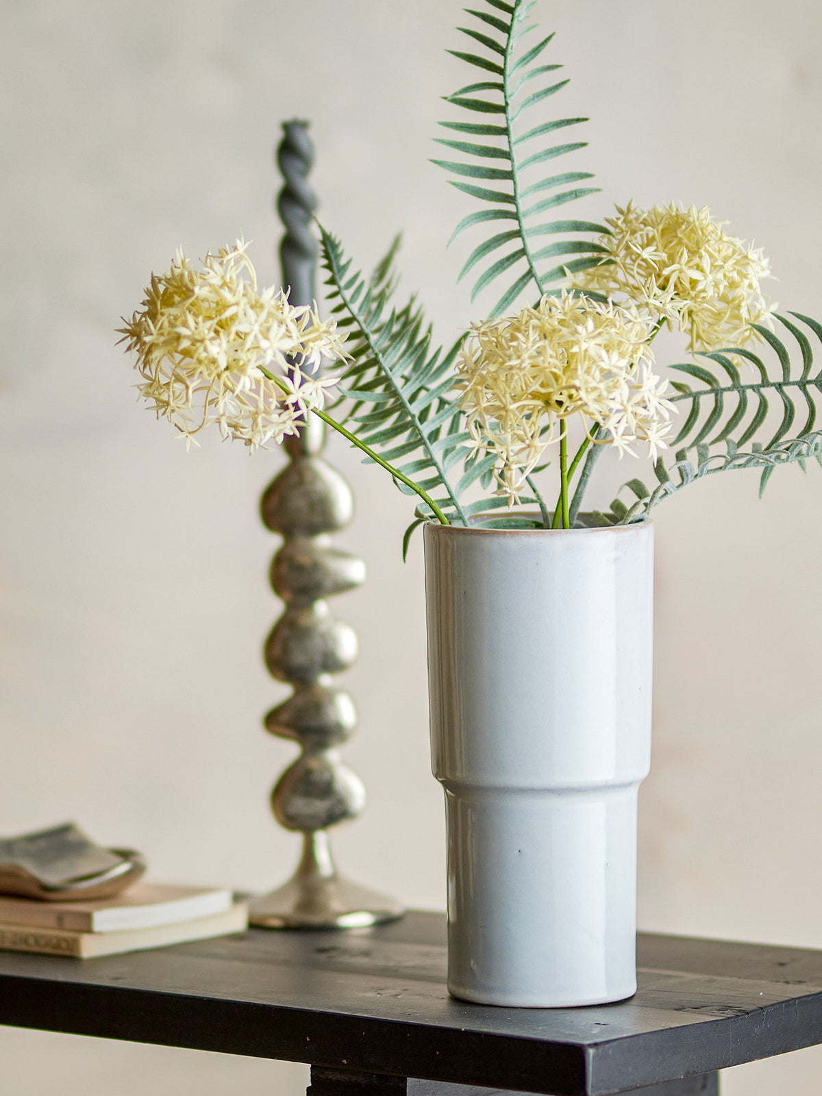 Marji Vase, Weiss, Steingut in Weiss präsentiert im Onlineshop von KAQTU Design AG. Vase ist von Bloomingville