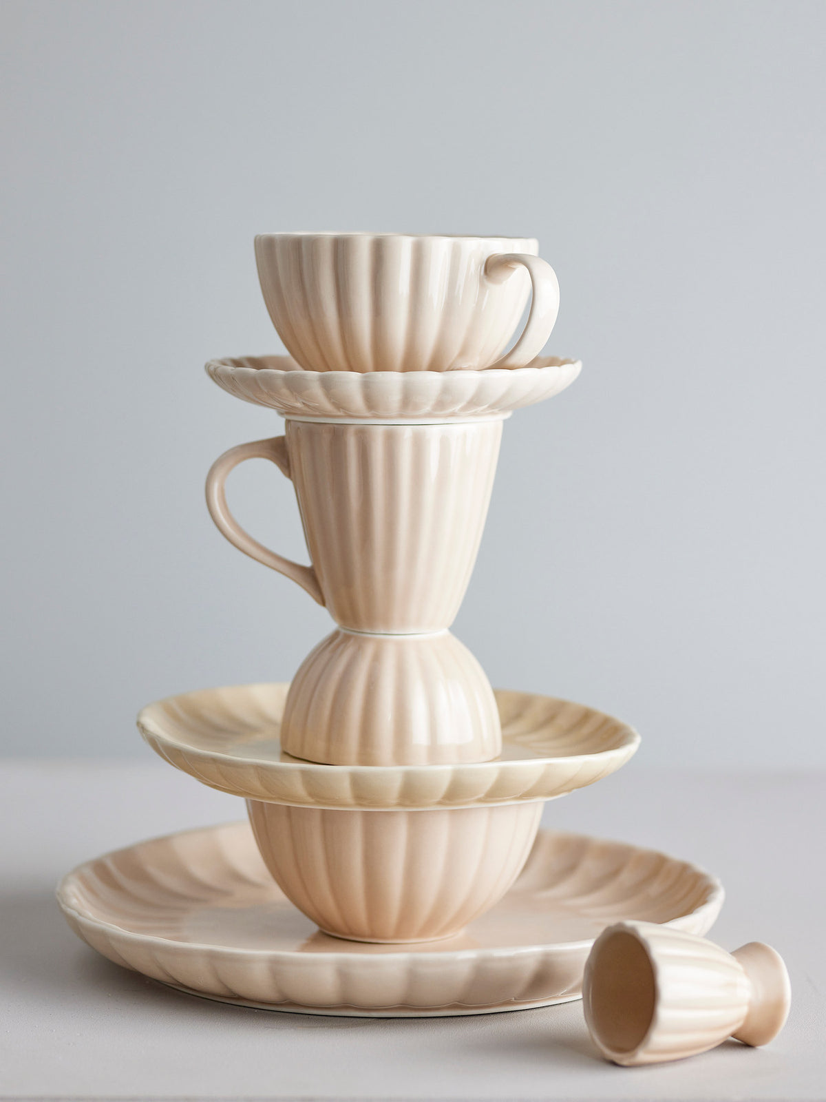 Runder Teller aus Steingut in Beige mit strukturiertem Rand und glasierter Oberfläche, Serie Latina von Bloomingville, Durchmesser 20 cm.